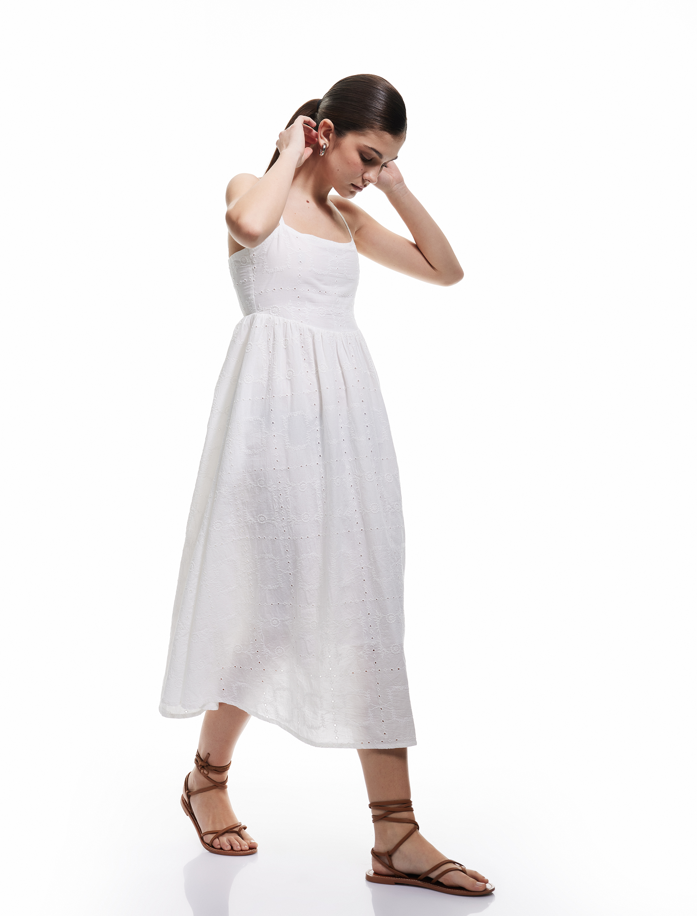   Pamuklu Arkası Pencere Detaylı Midi Askılı Brodeli Fistolu Kloş Elbise