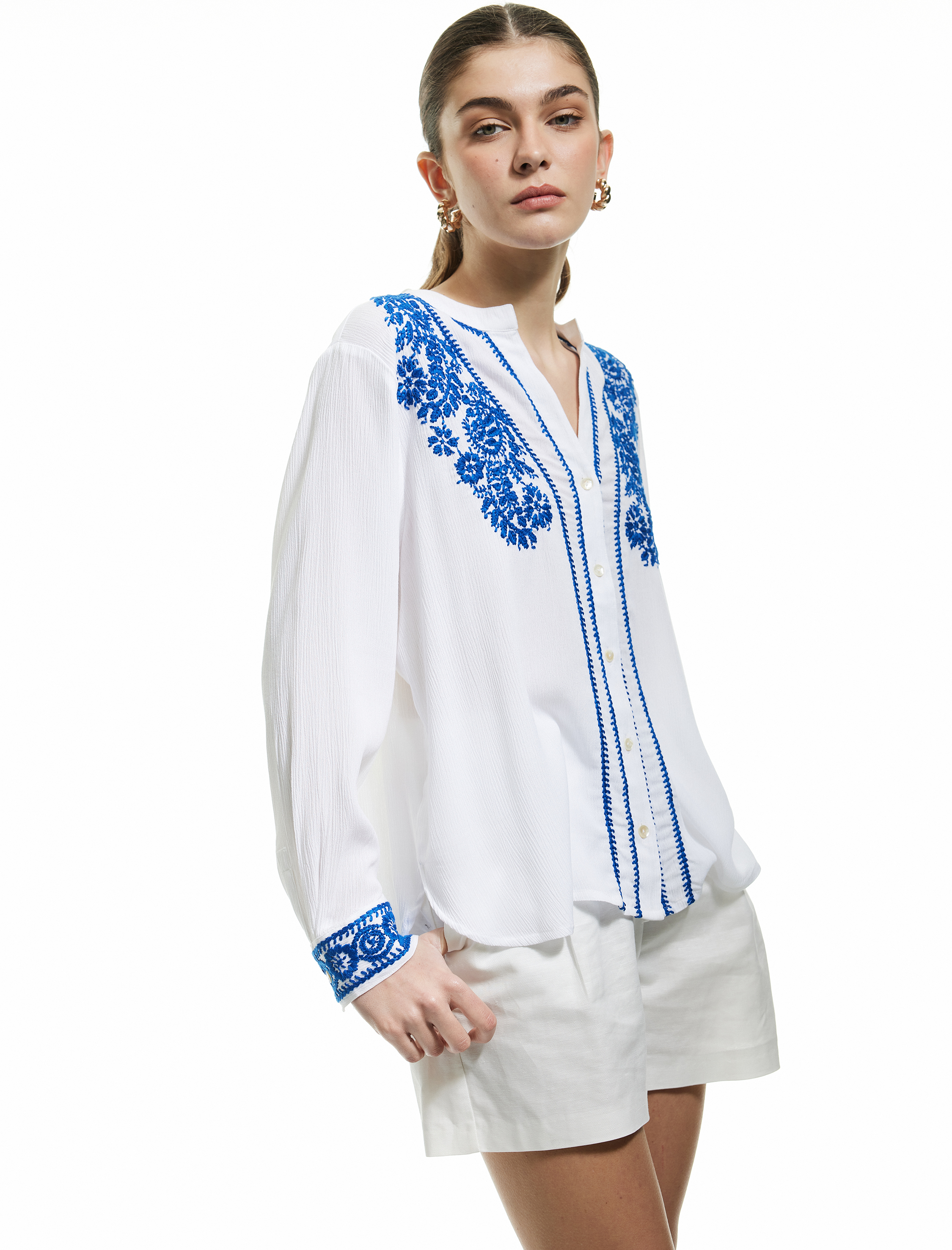   Uzun Kollu Hakim Yaka Viskon Nakış Detaylı Çiçekli Gömlek