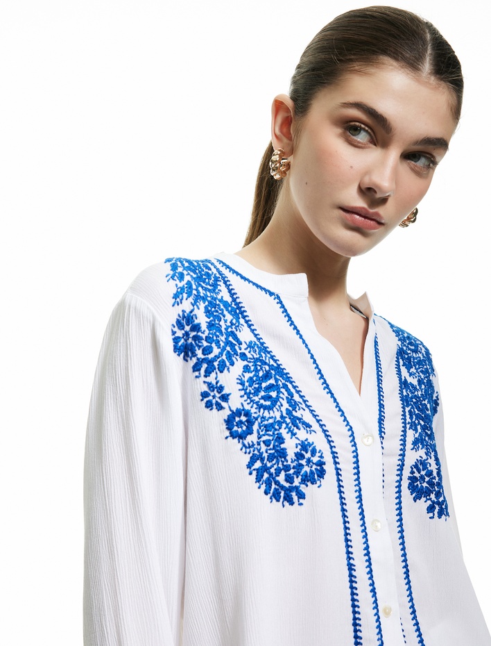  Uzun Kollu Hakim Yaka Viskon Nakış Detaylı Çiçekli Gömlek