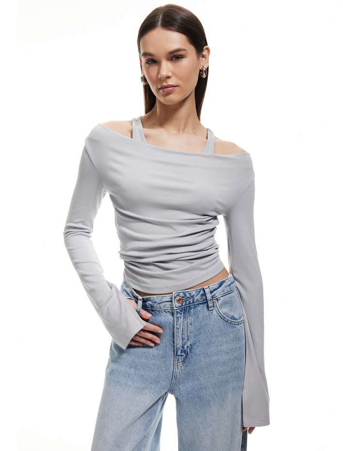  Degaje Yaka Uzun Kollu Askı Detaylı Drapeli Tişört