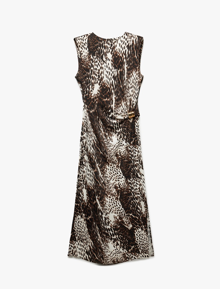  Aksesuar Detaylı Kolsuz U Yaka Yırtmaçlı Uzun Saten Leopar Desenli Elbise