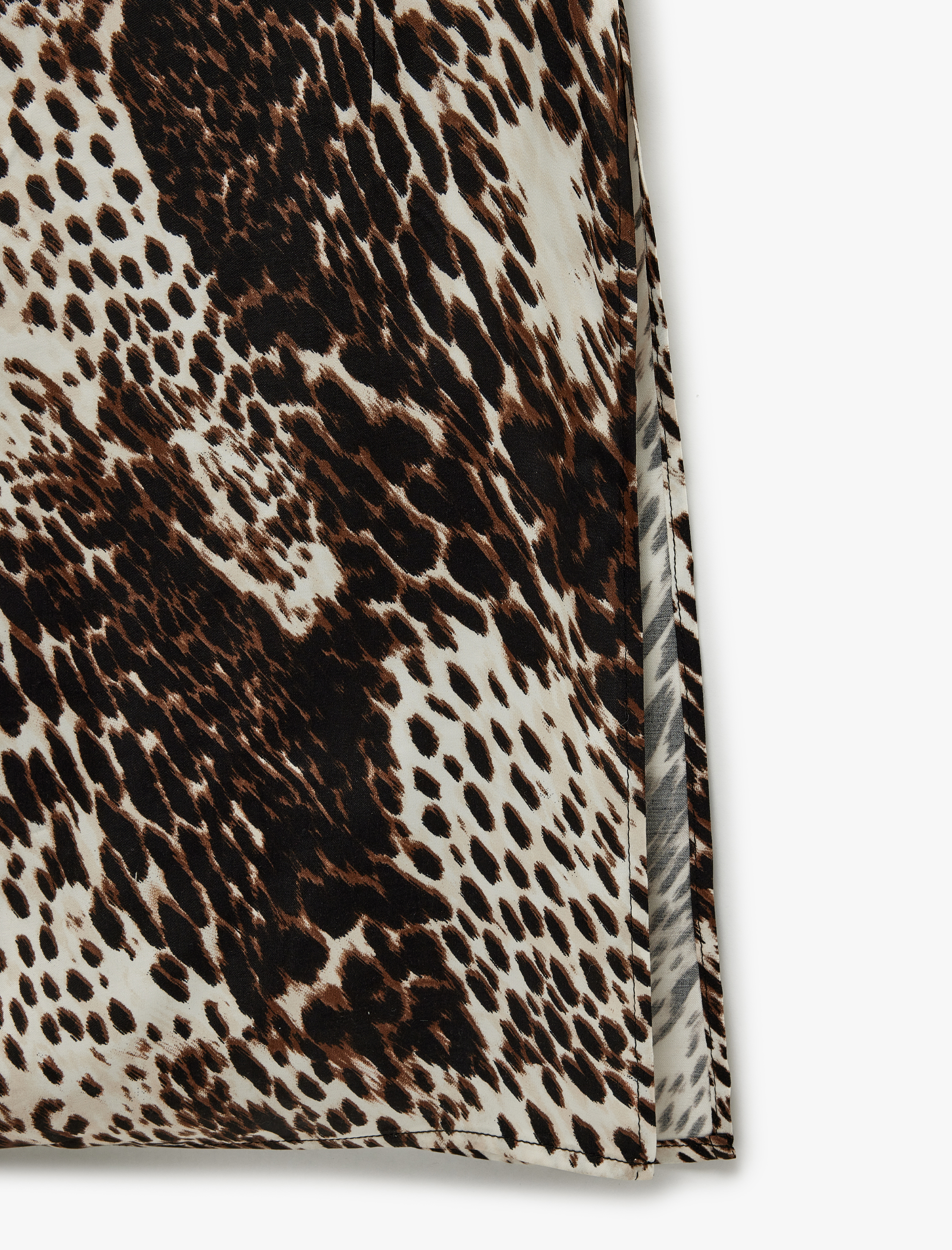   Aksesuar Detaylı Kolsuz U Yaka Yırtmaçlı Uzun Saten Leopar Desenli Elbise