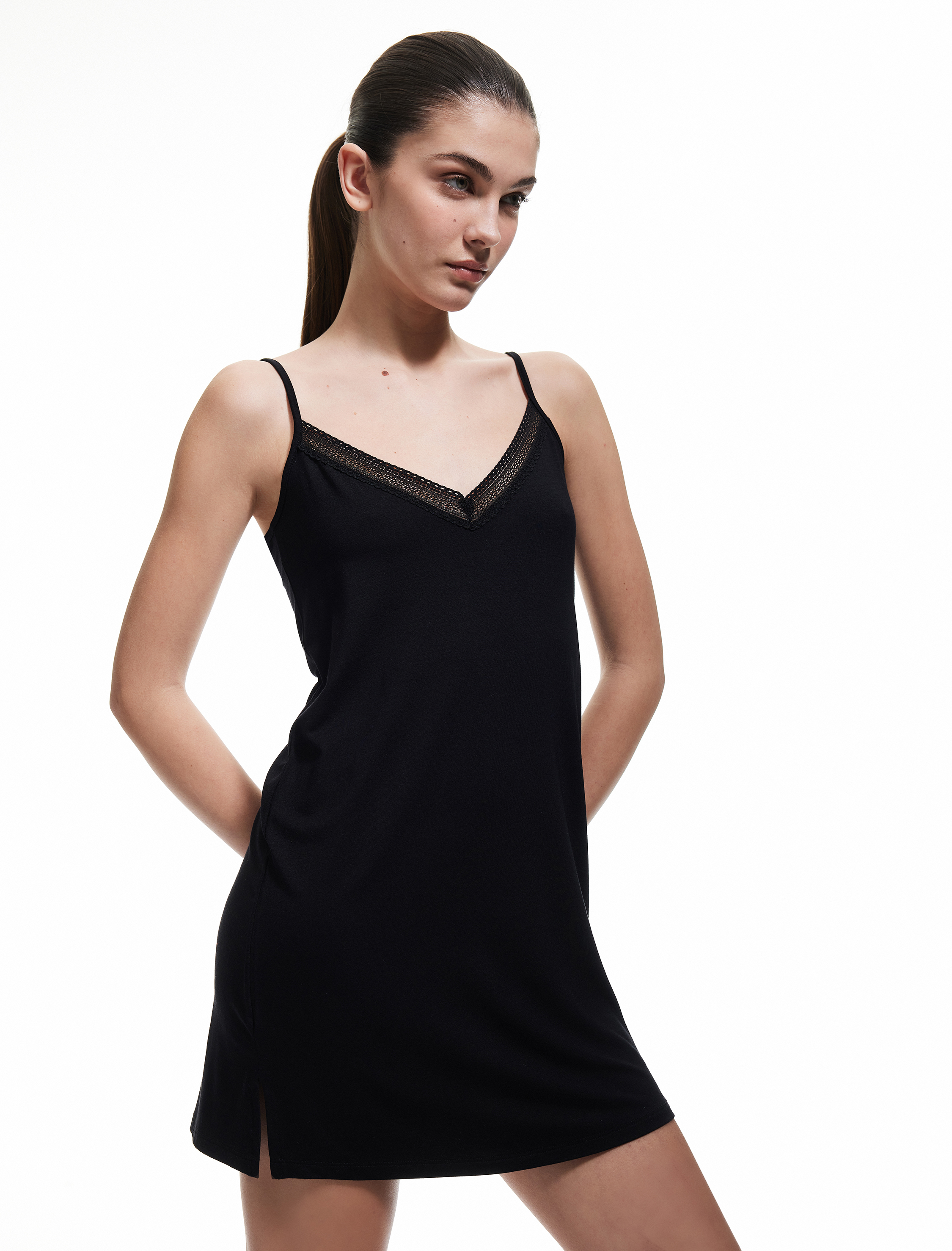   Viskon Dantel Detaylı V Yaka İnce Askılı Gecelik