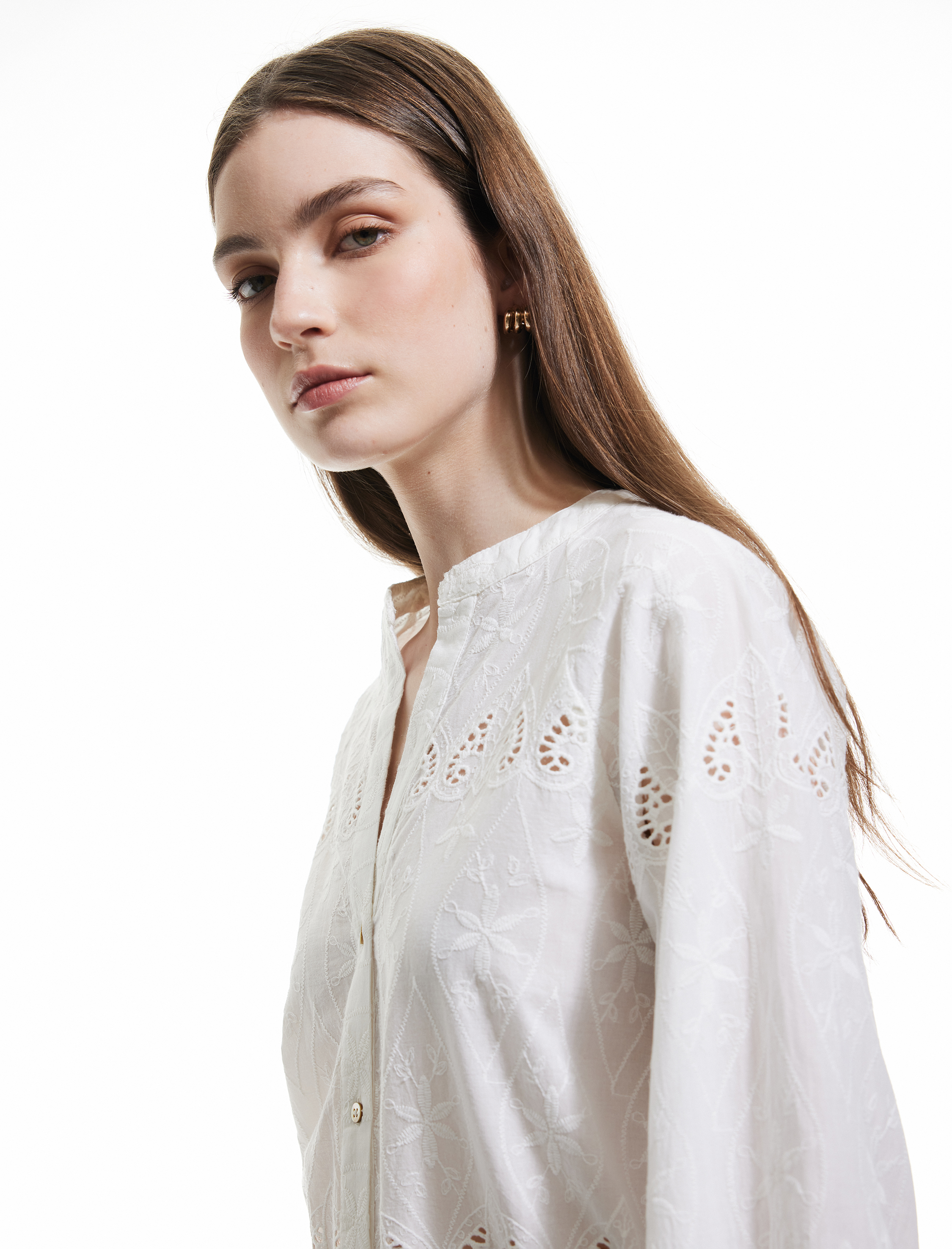   Pamuklu Yuvarlak Yaka Uzun Balon Kollu Fistolu Brodeli Gömlek