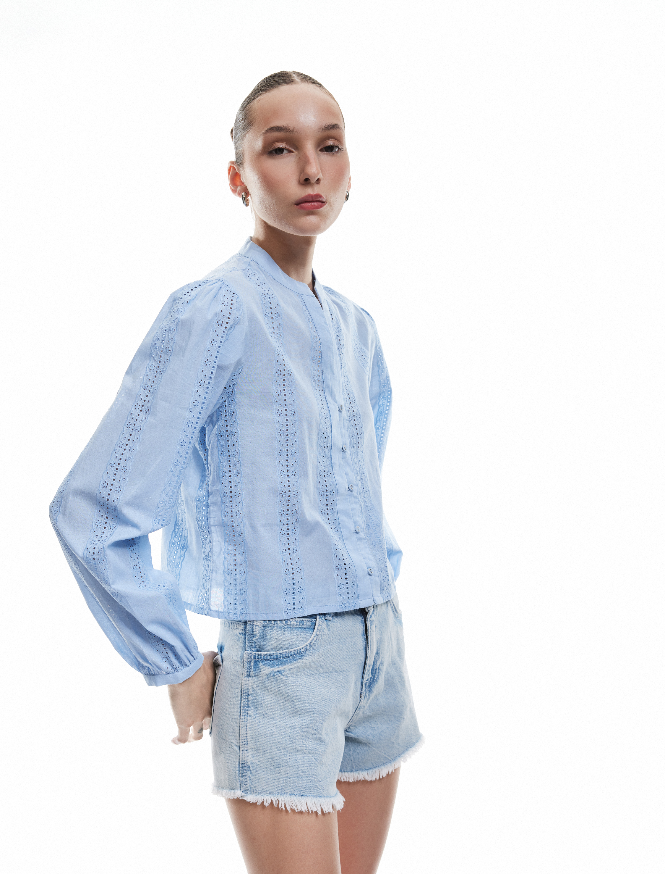   Brodeli Uzun Kollu Pamuklu Düğmeli Hakim Yaka Gömlek