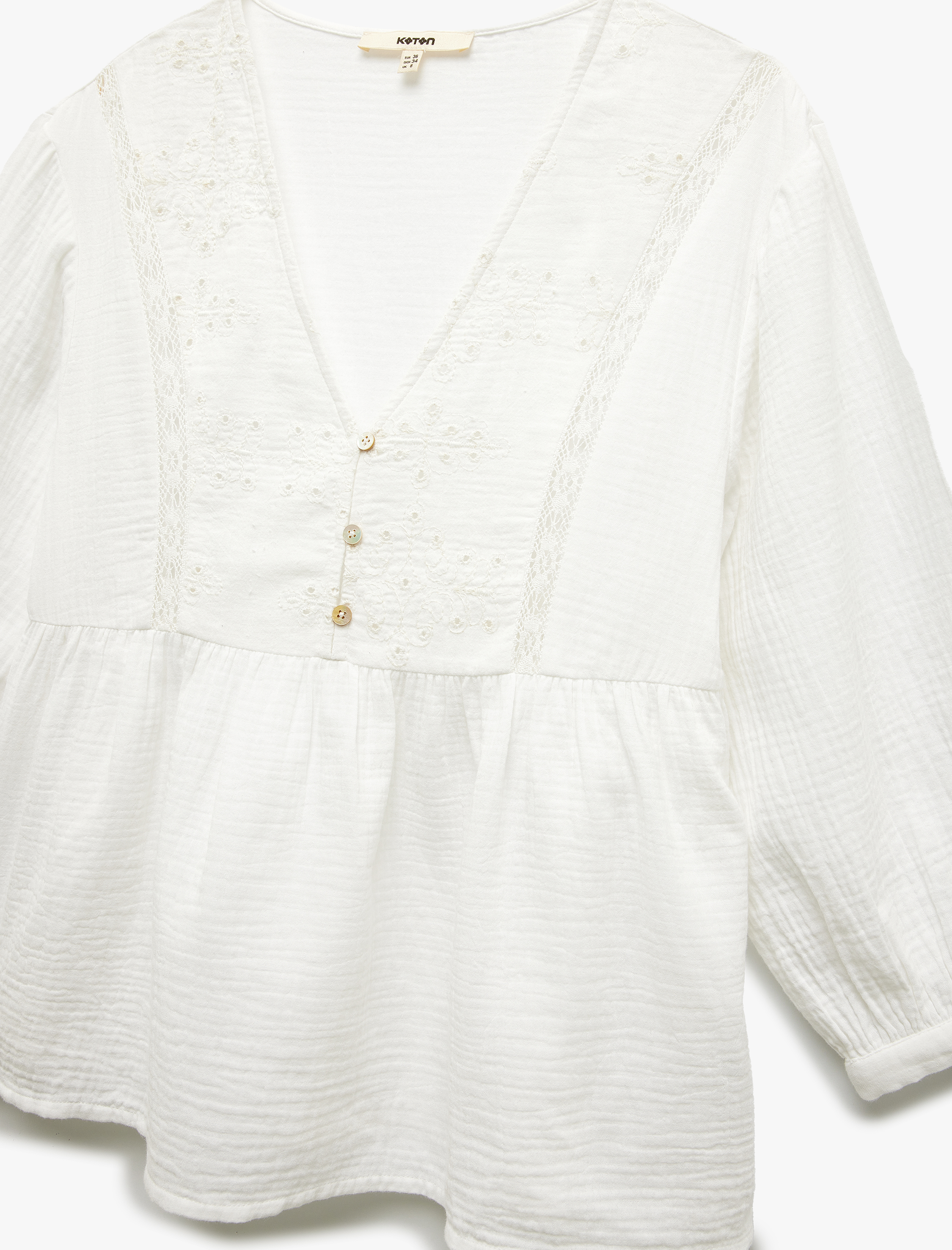   Pamuklu Bol Kalıp Nakış Detaylı V Yaka Fistolu Müslin Bluz