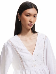 Pamuklu Bol Kalıp Nakış Detaylı V Yaka Fistolu Müslin Bluz