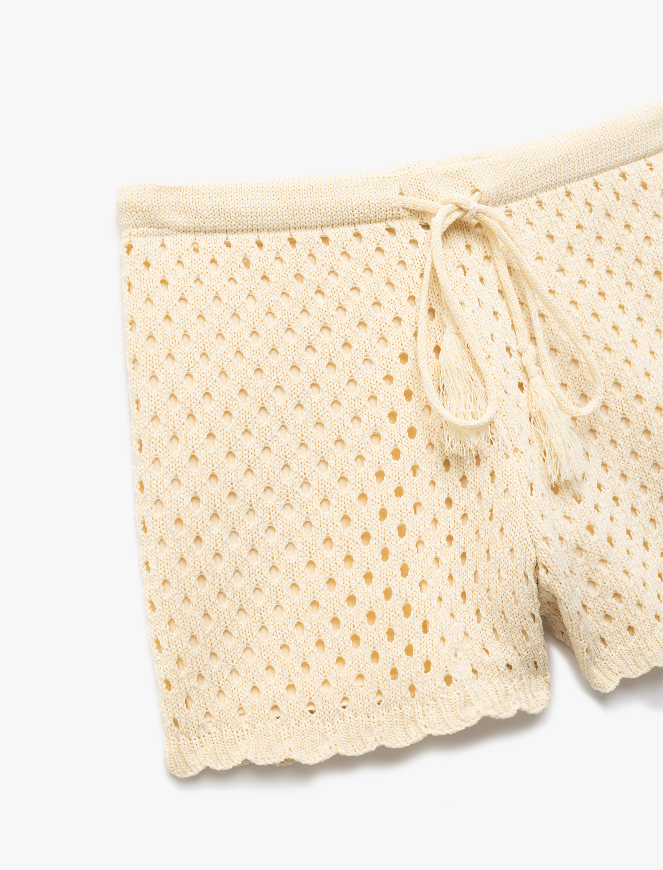   Koton X Sima Tarkan - Beli Bağcıklı Ajurlu Yüksek Bel Mini Kroşe Şort