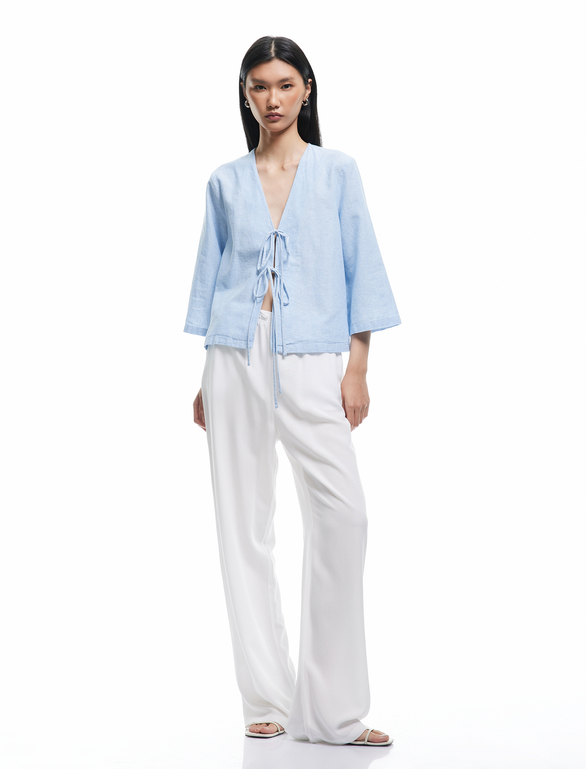   Bol Kalıp 3/4 Kol V Yaka Önden Bağlama Detaylı Keten Bluz