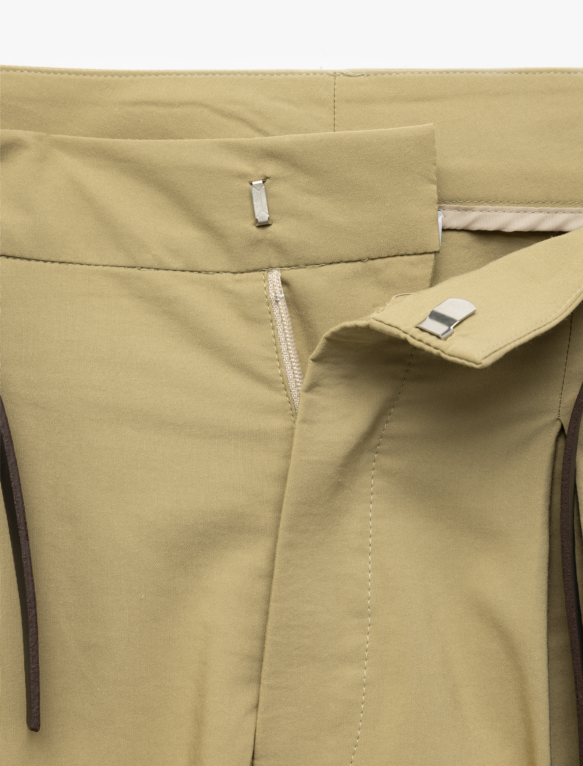   Koton X Sima Tarkan - Paraşüt Kumaş Cepli Kemerli Pile Detaylı Geniş Paça Pantolon