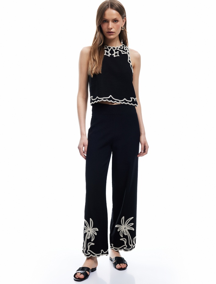  Viskon Kumaş İşleme Detaylı Bisiklet Yaka Kolsuz Crop Bluz