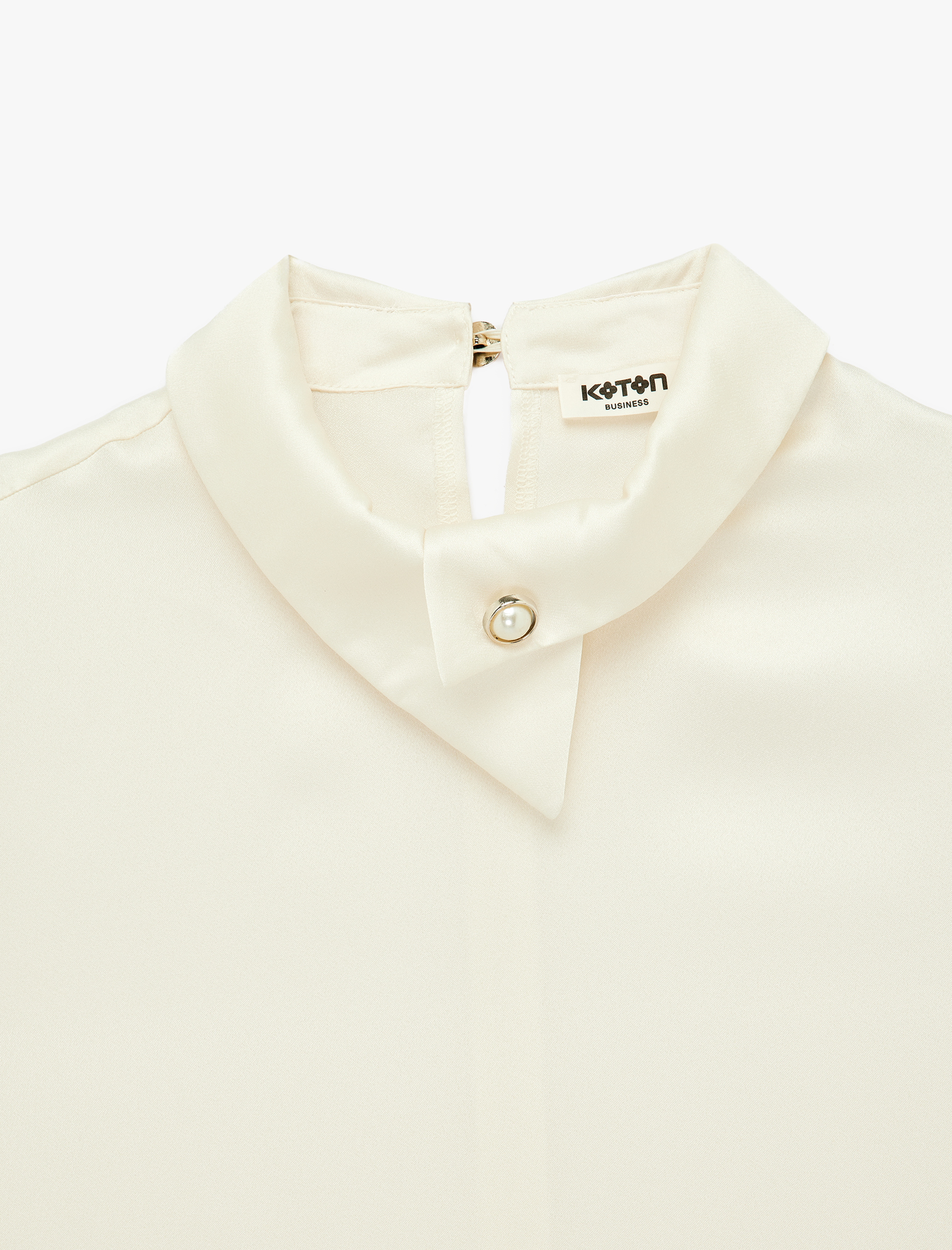   Asimetrik Yaka Kolsuz Metal Aksesuarlı Saten Bluz