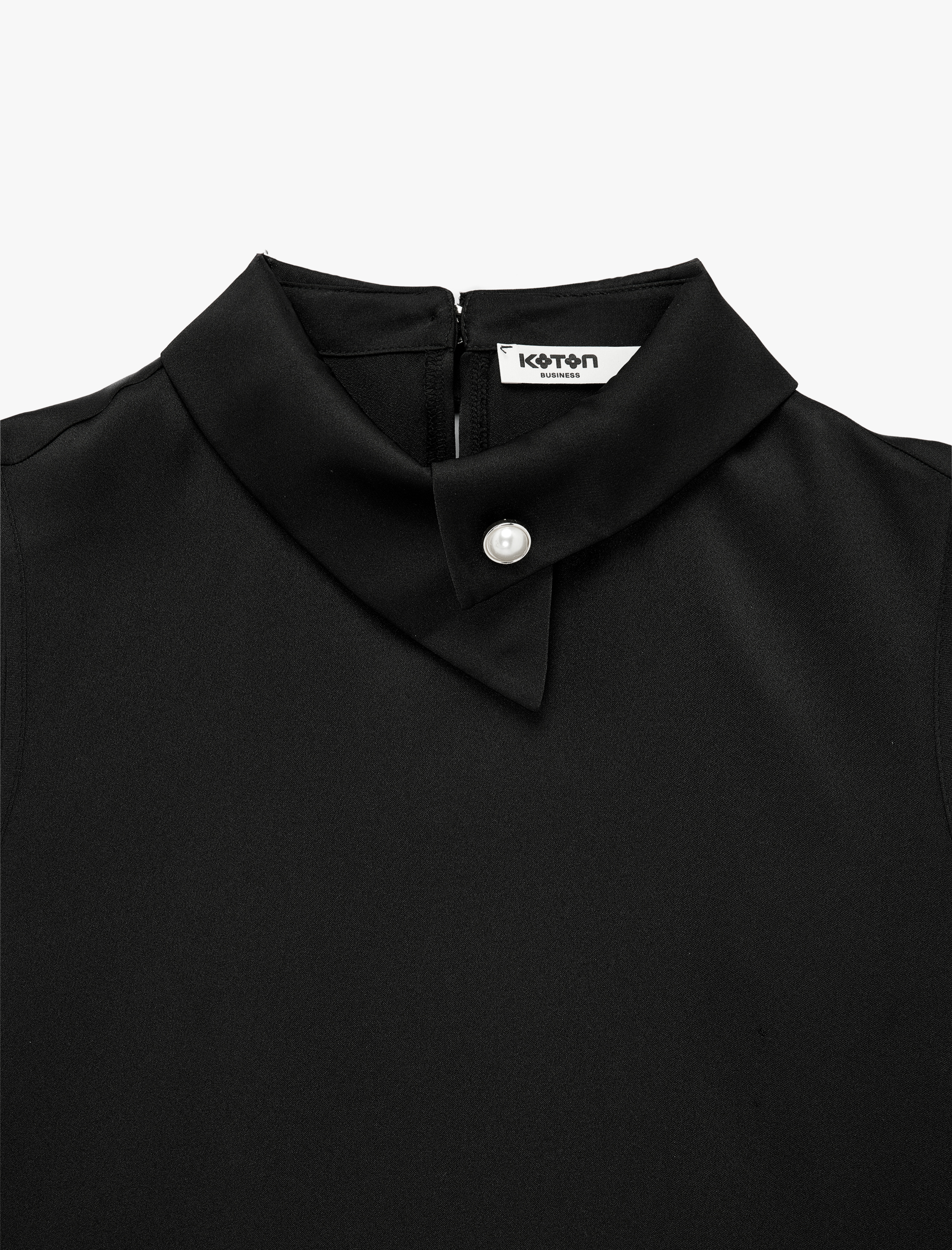   Asimetrik Yaka Kolsuz Metal Aksesuarlı Saten Bluz