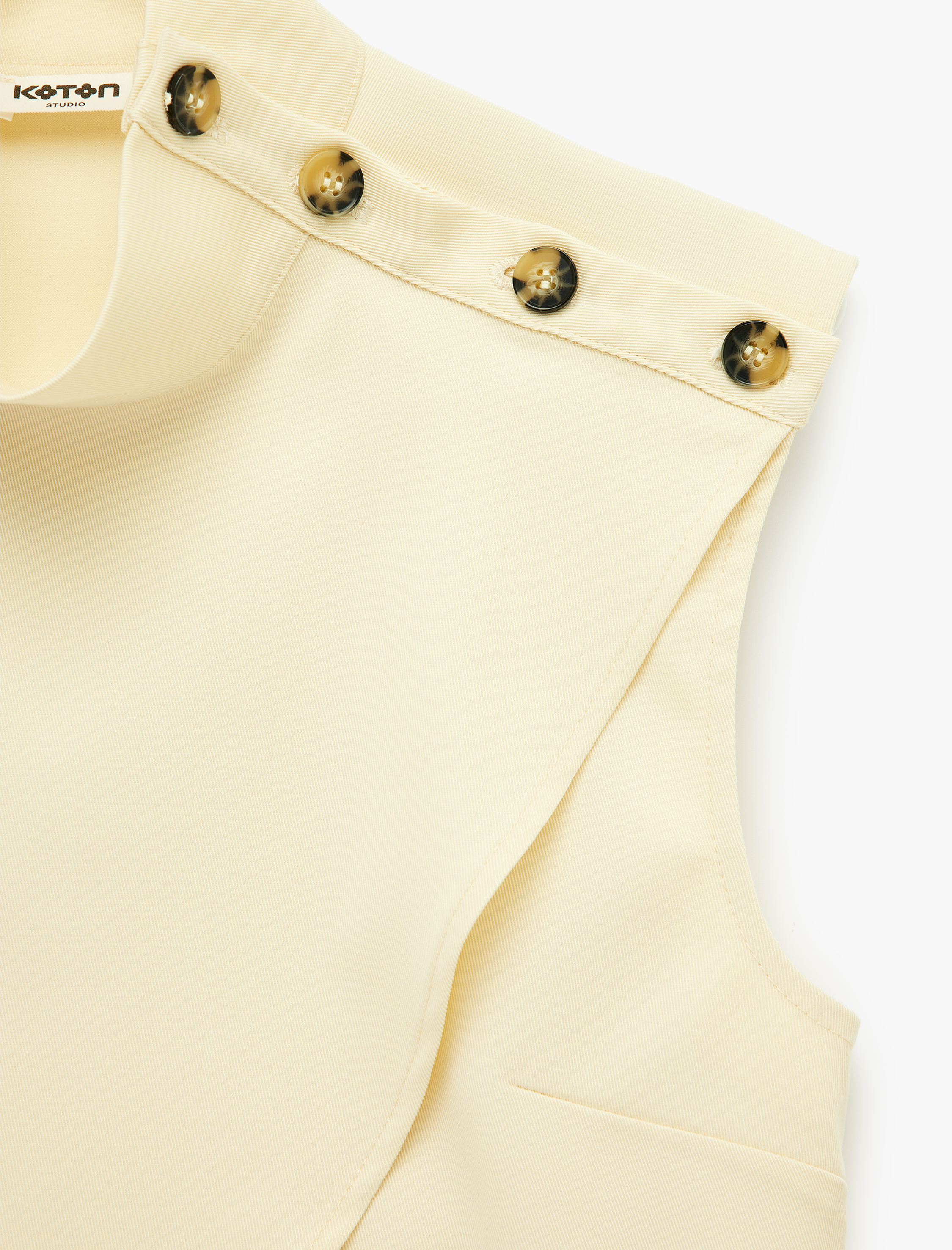   Asimetrik Kesim Düğme Detaylı Kolsuz Dik Yaka Bluz