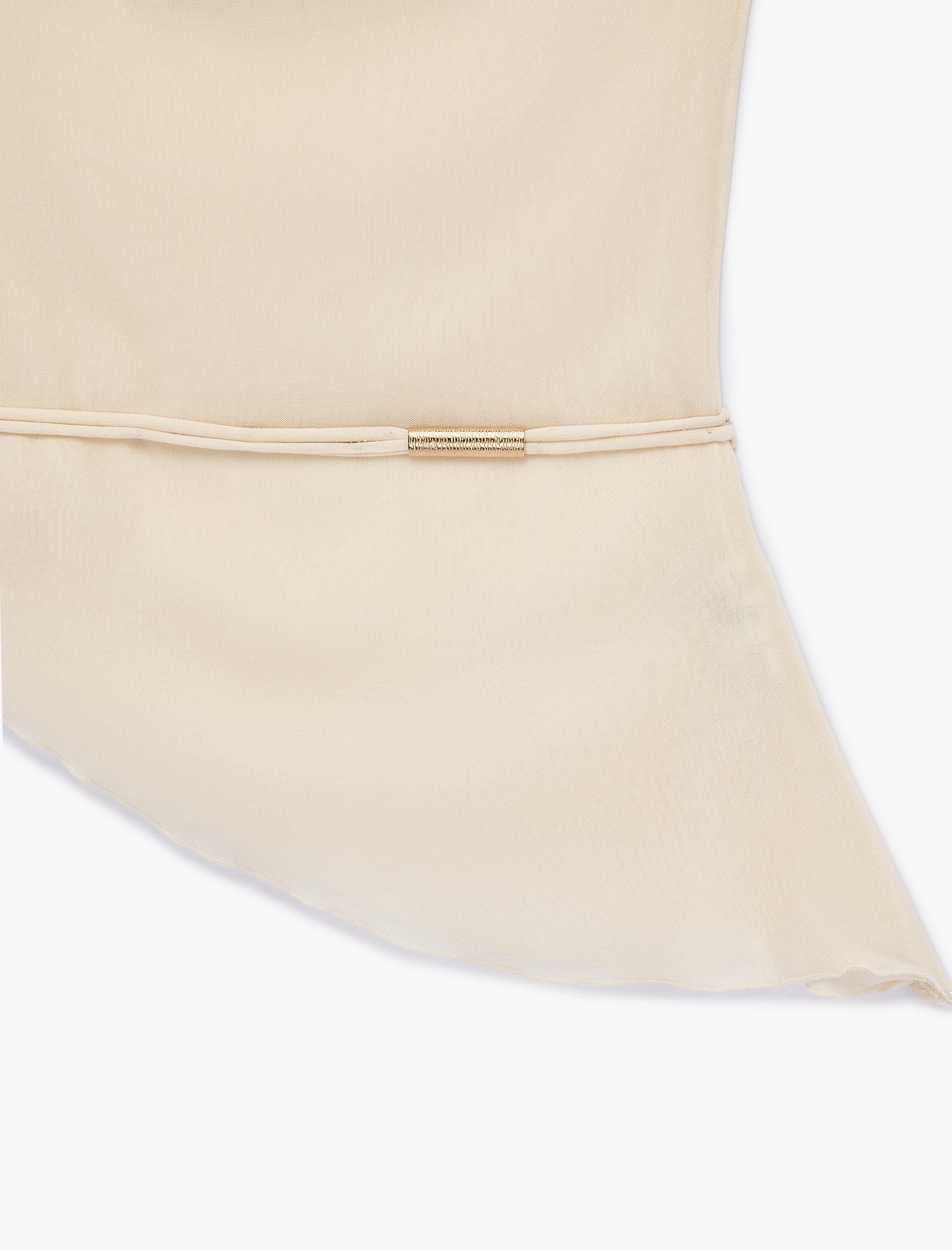   Kemer Detaylı Metal Aksesuarlı Kolsuz Asimetrik Degaje Yaka Bluz