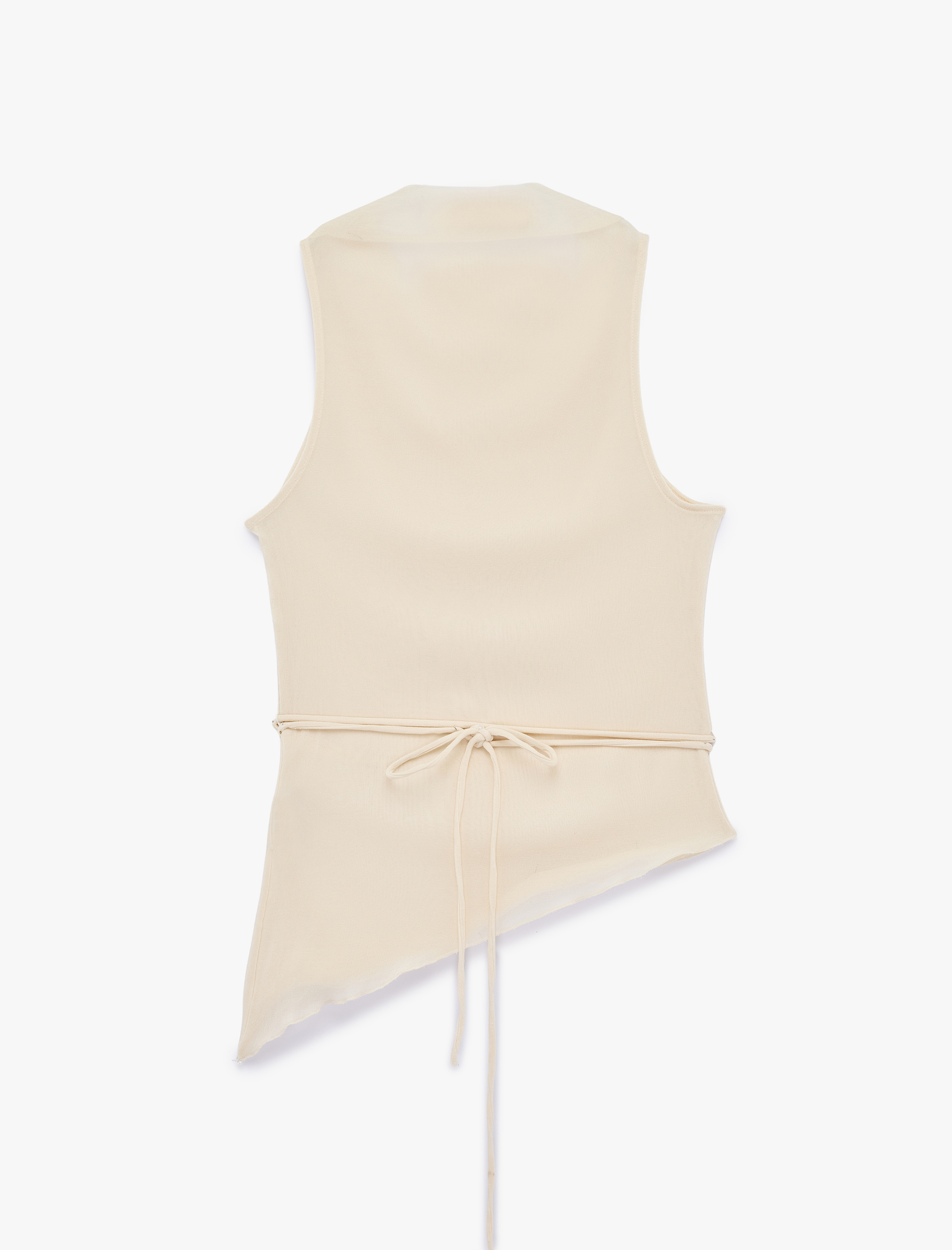   Kemer Detaylı Metal Aksesuarlı Kolsuz Asimetrik Degaje Yaka Bluz