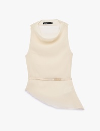 Kemer Detaylı Metal Aksesuarlı Kolsuz Asimetrik Degaje Yaka Bluz