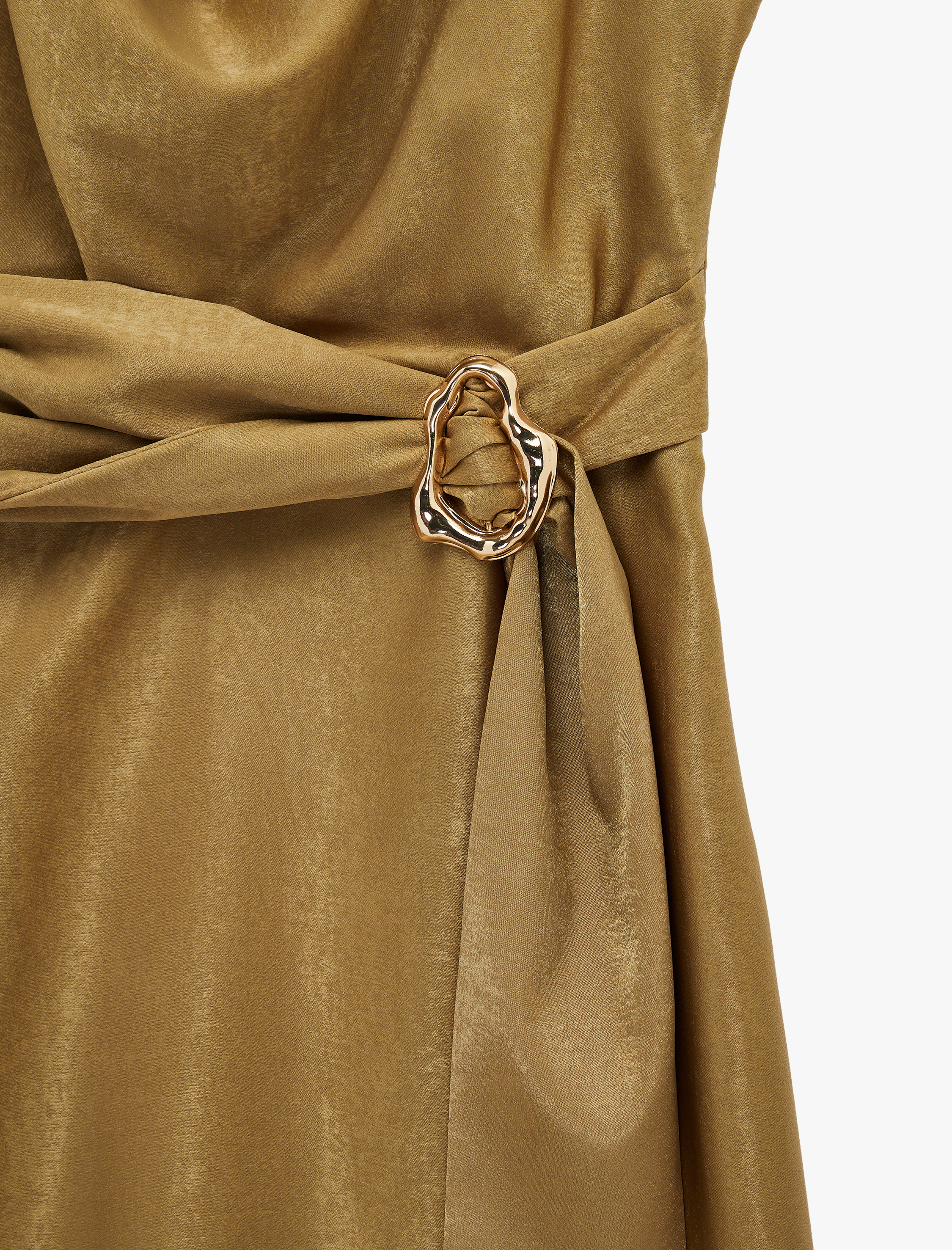   Metal Aksesuarlı Kolsuz Kuşaklı A Kesim Degaje Yaka Saten Elbise