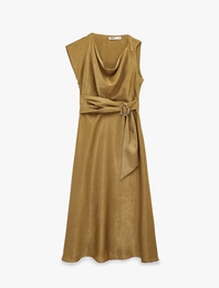 Metal Aksesuarlı Kolsuz Kuşaklı A Kesim Degaje Yaka Saten Elbise