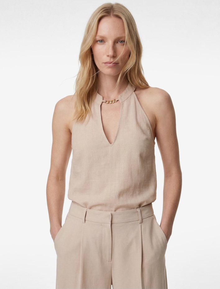  Metal Zincir Aksesuarlı Pencere Detaylı Kolsuz Halter Yaka Bluz