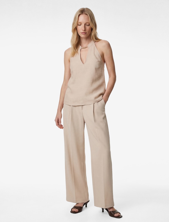  Metal Zincir Aksesuarlı Pencere Detaylı Kolsuz Halter Yaka Bluz