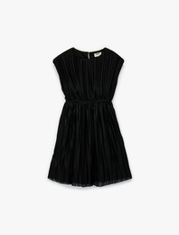 Bisiklet Yaka Simli İnce Piliseli Kolsuz Elbise