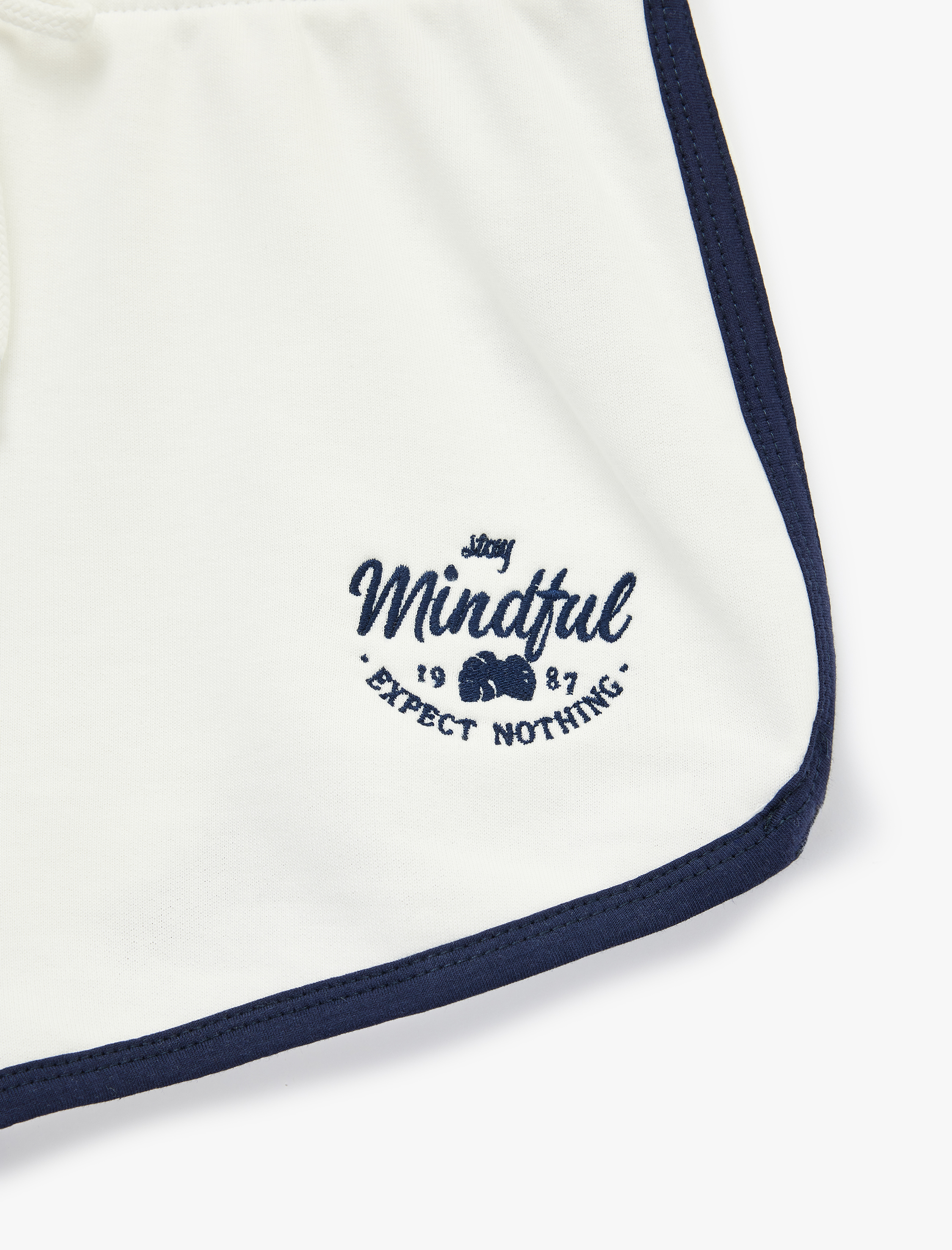   Nakışlı Pamuklu Biyeli Beli Bağcıklı Mini Şort