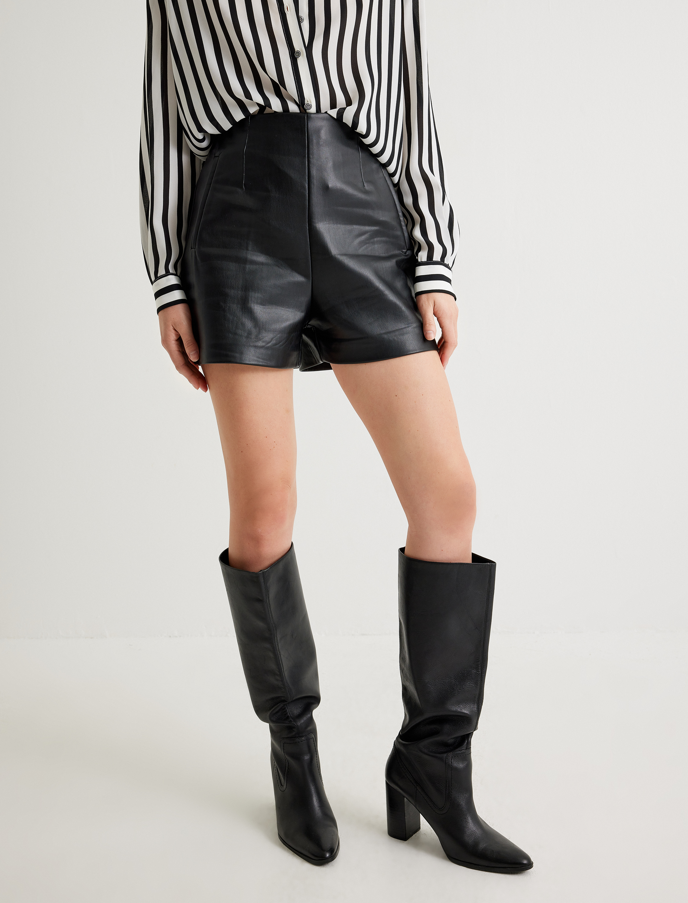   Yüksek Bel Cepli Mini Suni Deri Şort