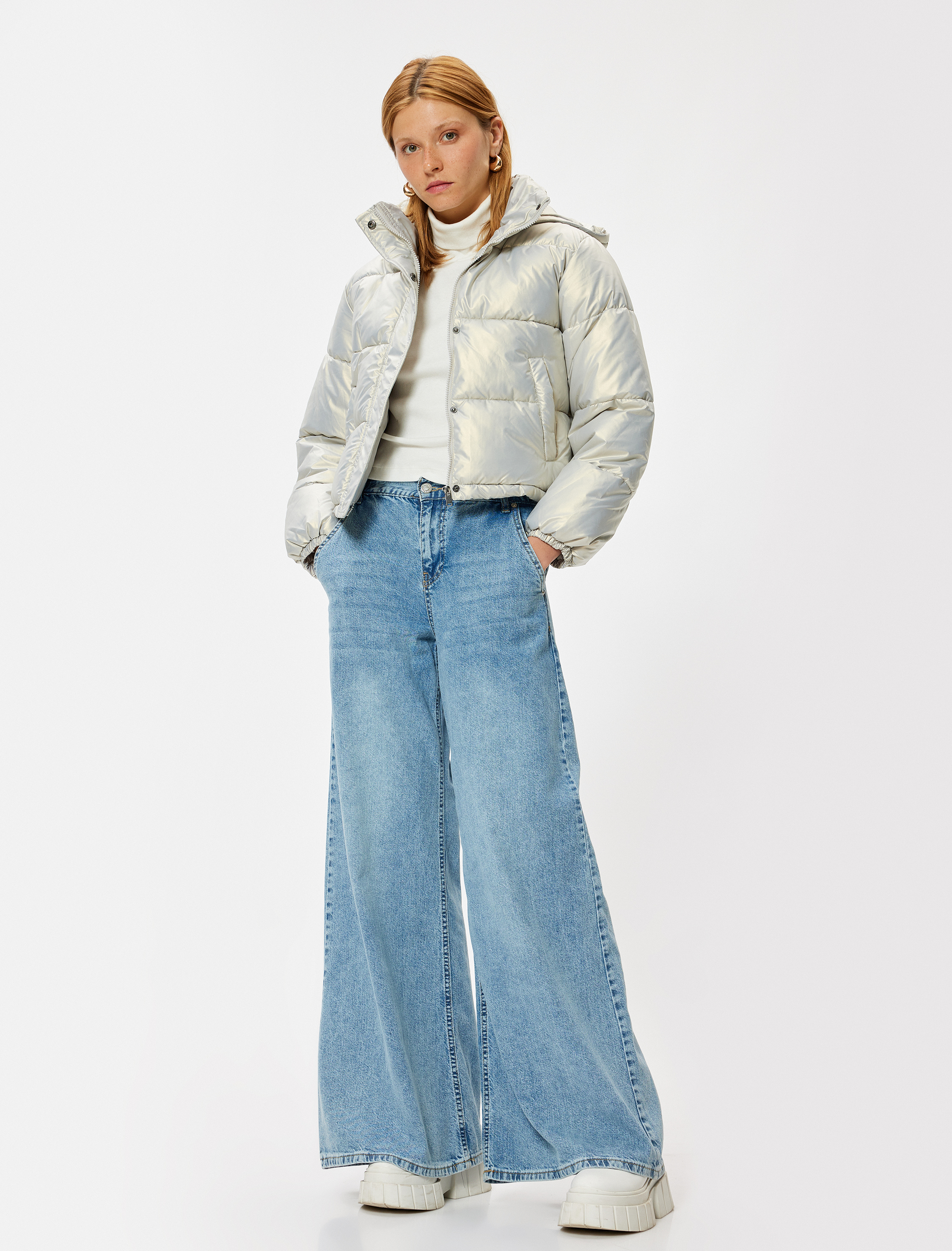   Dik Yaka Fermuarlı Parlak Kapüşonlu Kısa Şişme Mont