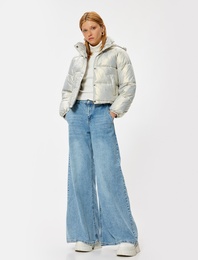 Dik Yaka Fermuarlı Parlak Kapüşonlu Kısa Şişme Mont