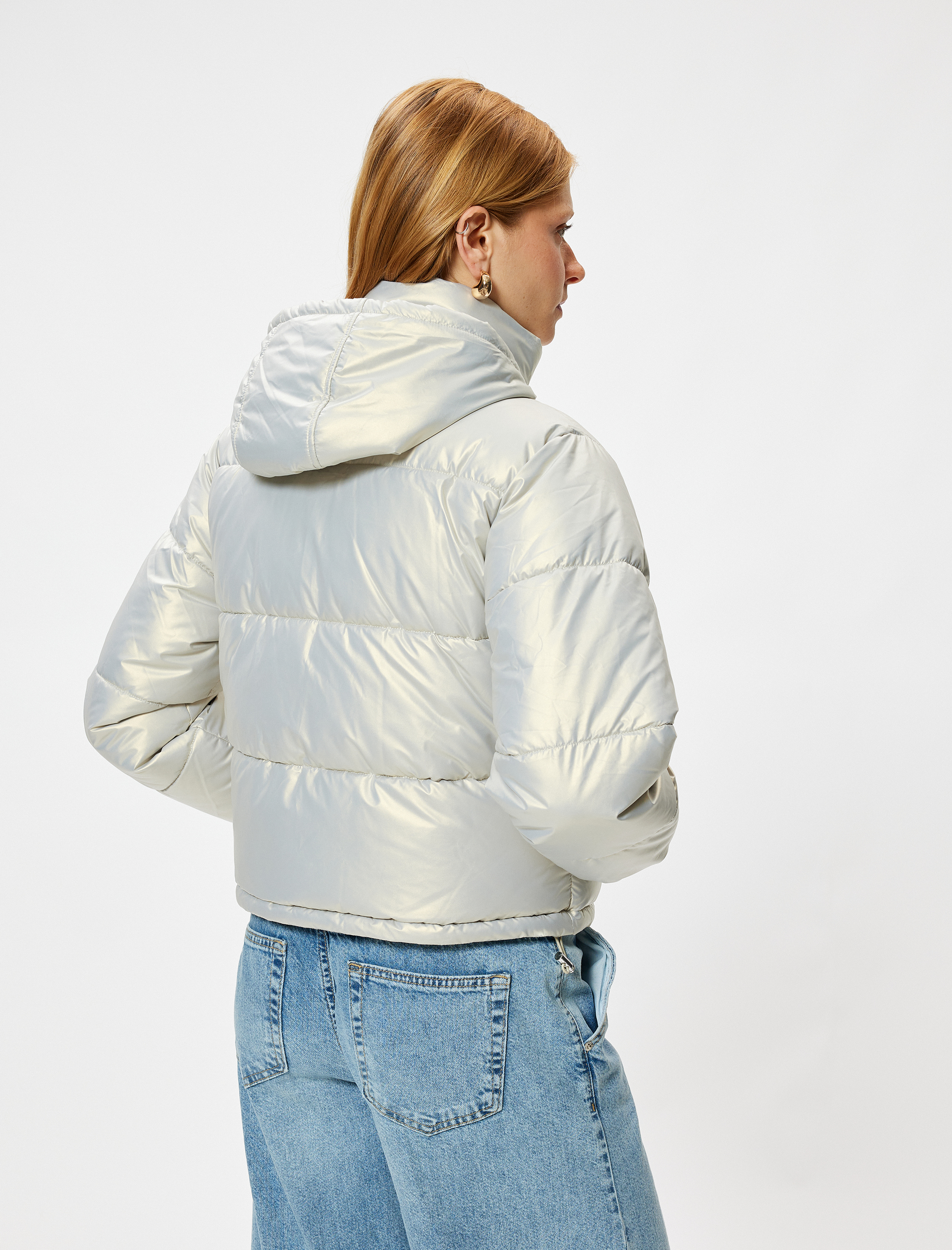   Dik Yaka Fermuarlı Parlak Kapüşonlu Kısa Şişme Mont