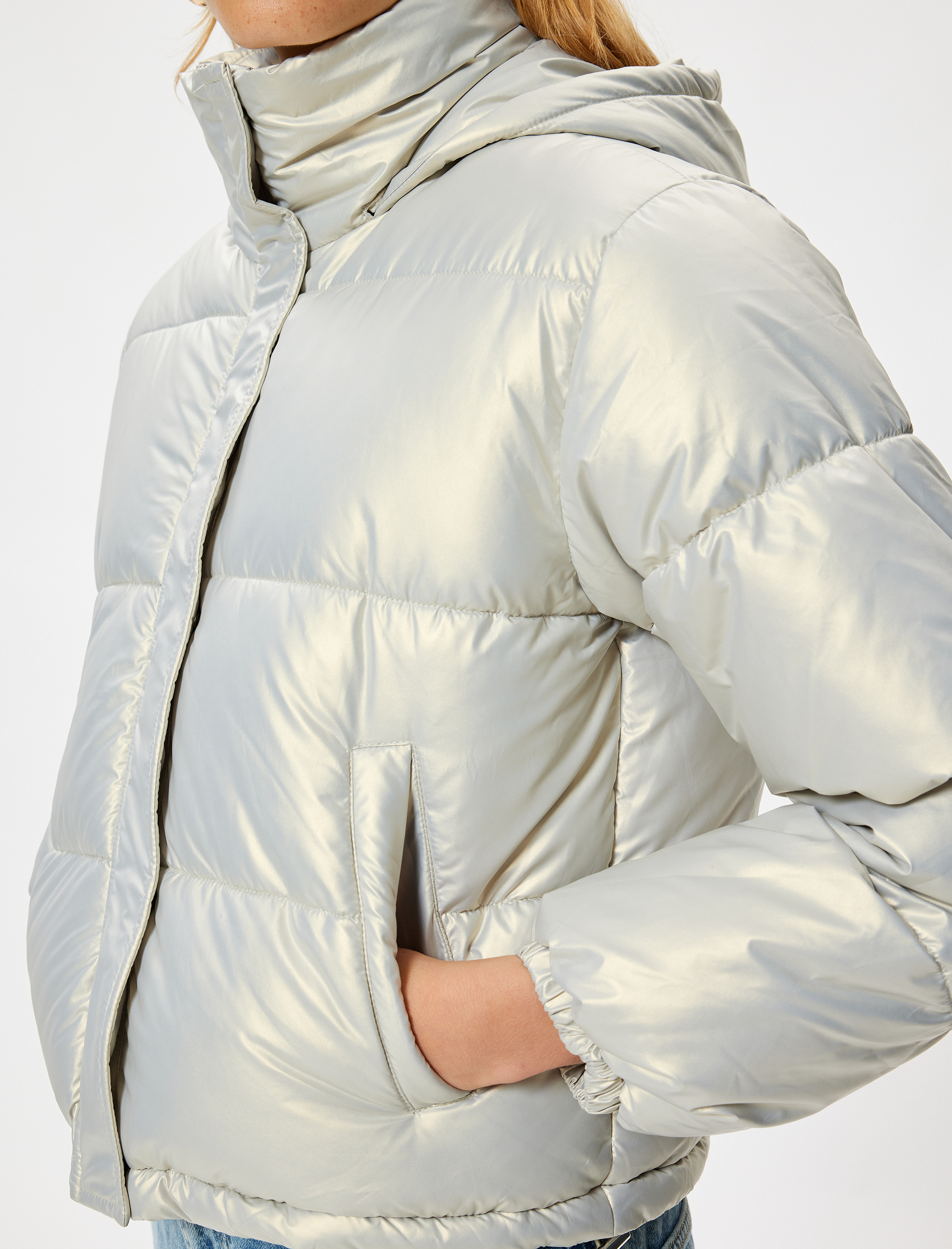   Dik Yaka Fermuarlı Parlak Kapüşonlu Kısa Şişme Mont