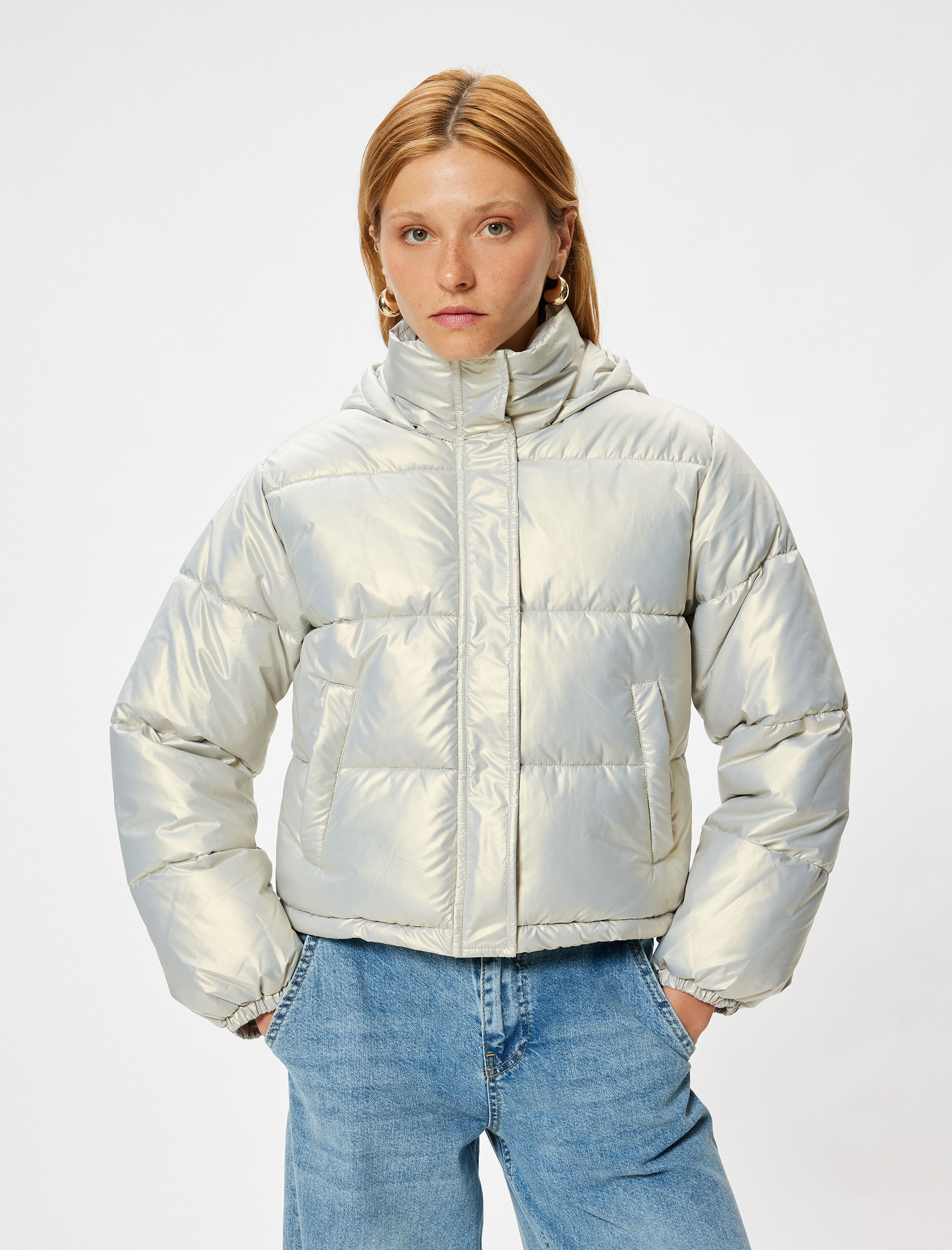   Dik Yaka Fermuarlı Parlak Kapüşonlu Kısa Şişme Mont