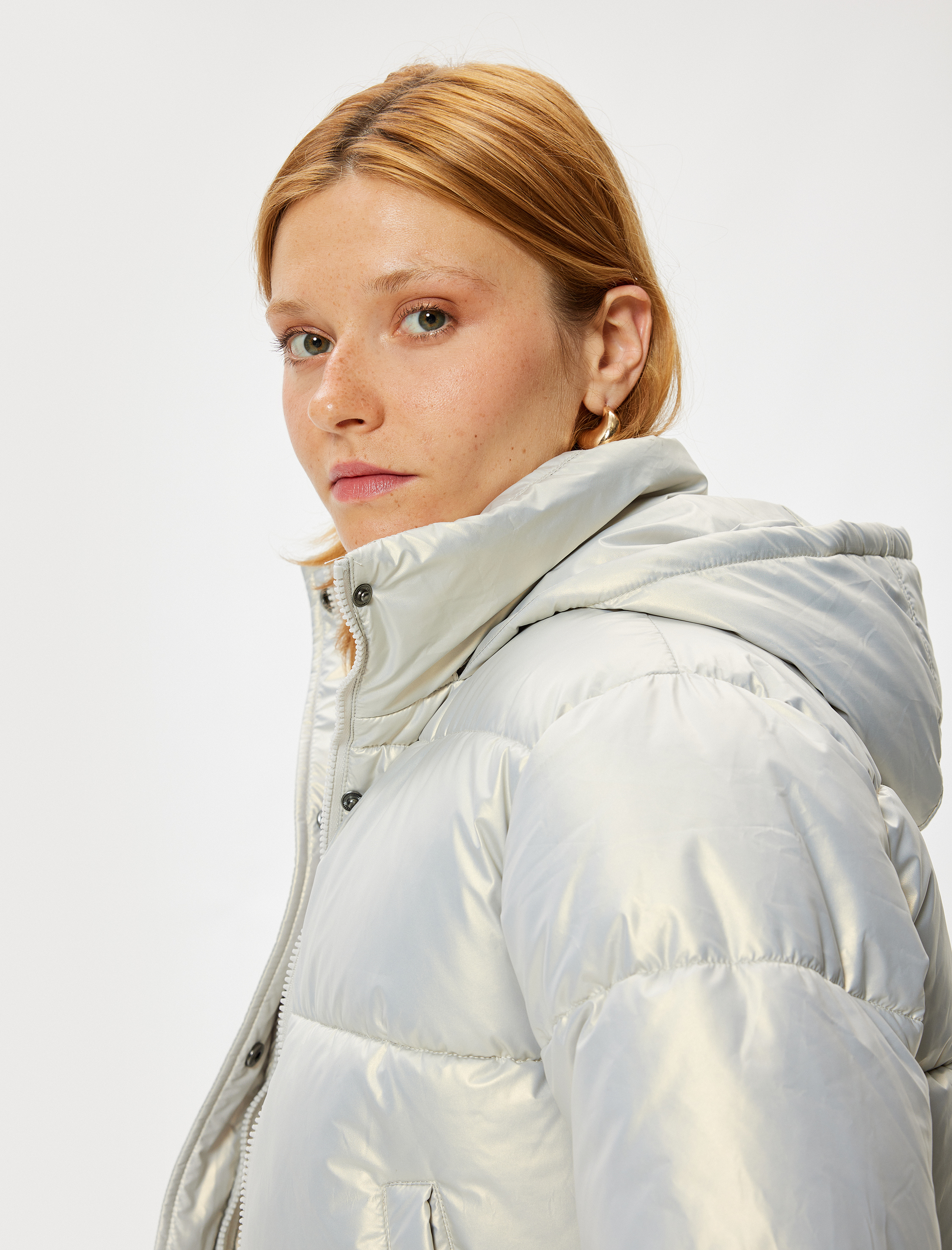   Dik Yaka Fermuarlı Parlak Kapüşonlu Kısa Şişme Mont