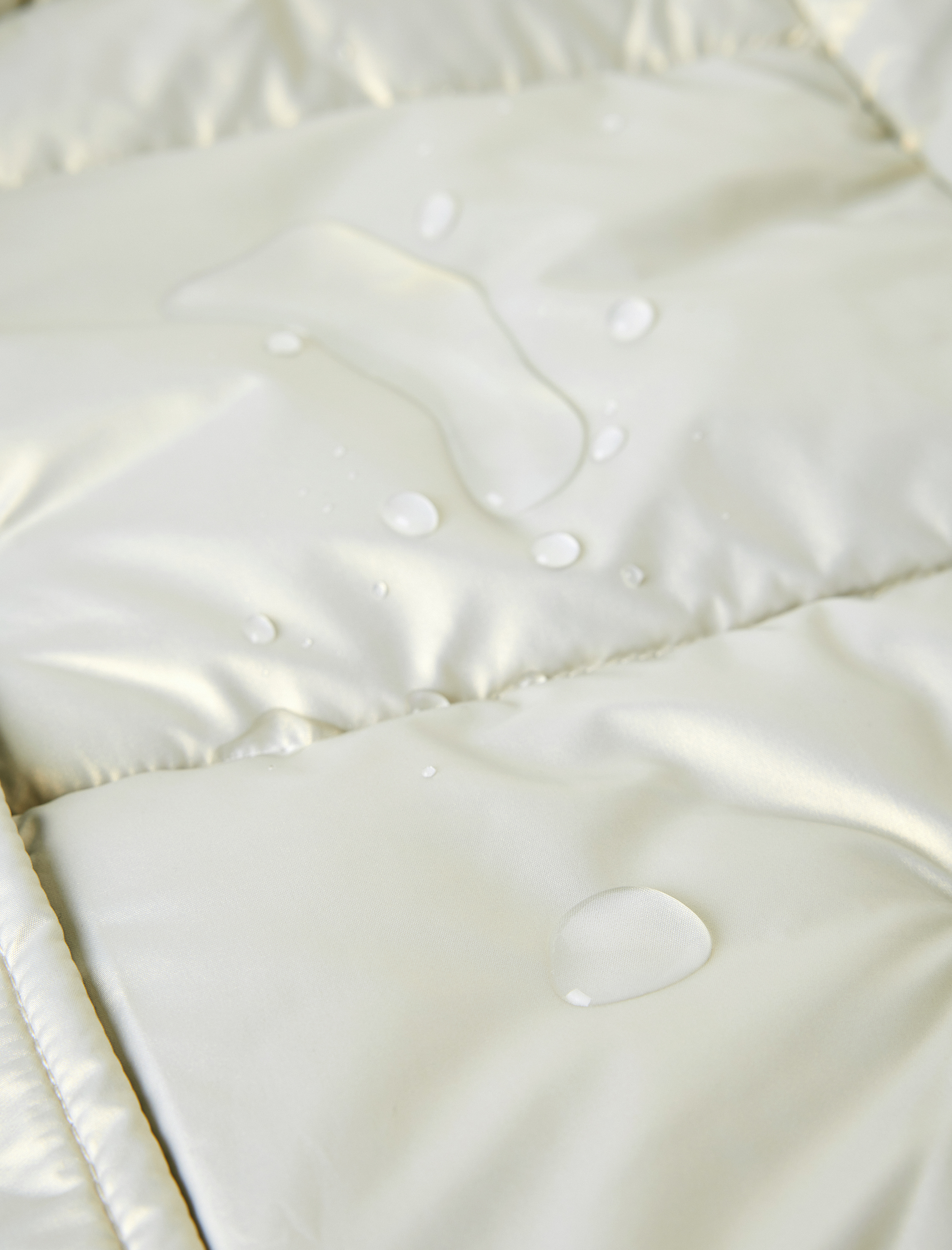   Dik Yaka Fermuarlı Parlak Kapüşonlu Kısa Şişme Mont