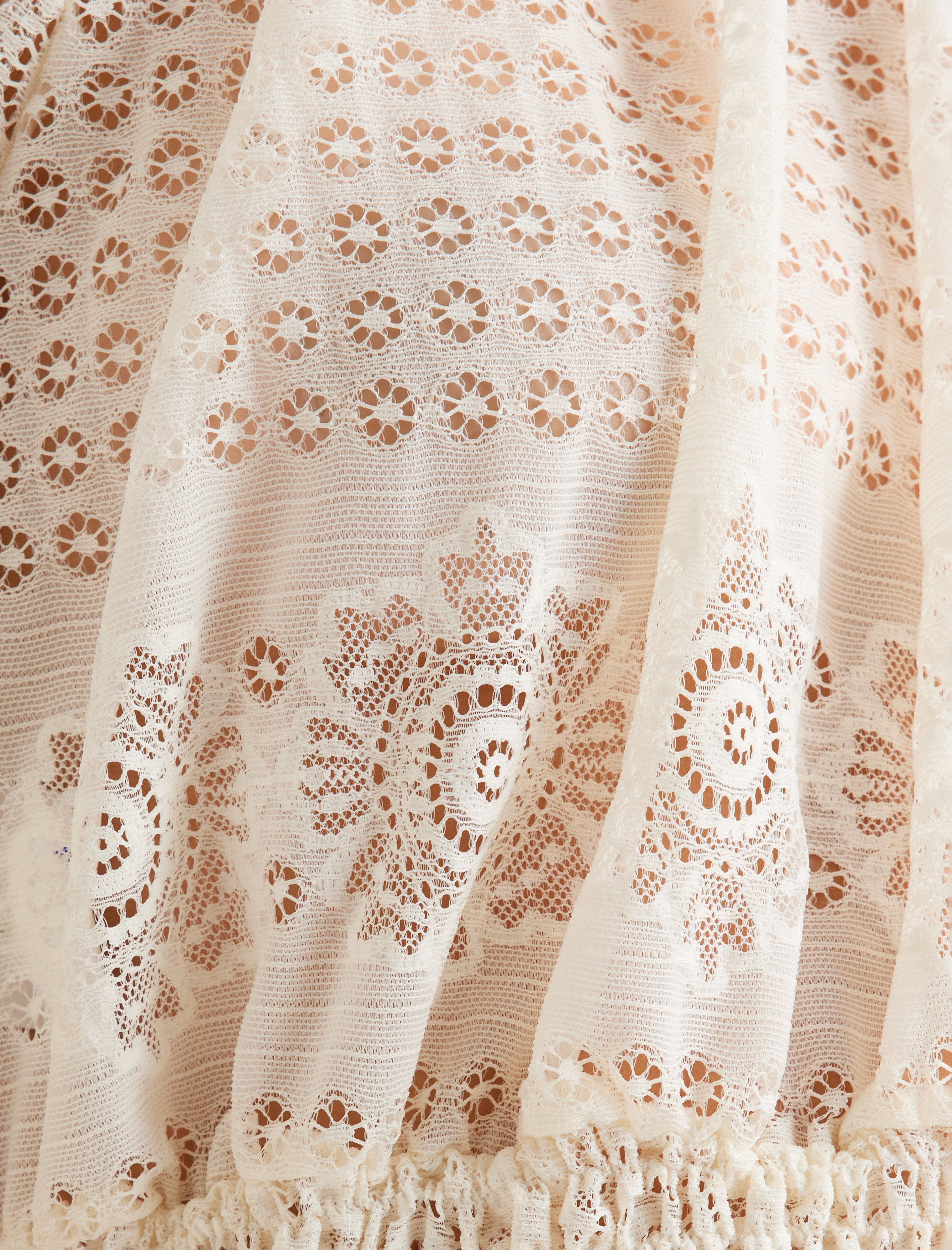   Dik Yaka Yarı Transparan Gipe Detaylı Dantel Crop Bluz