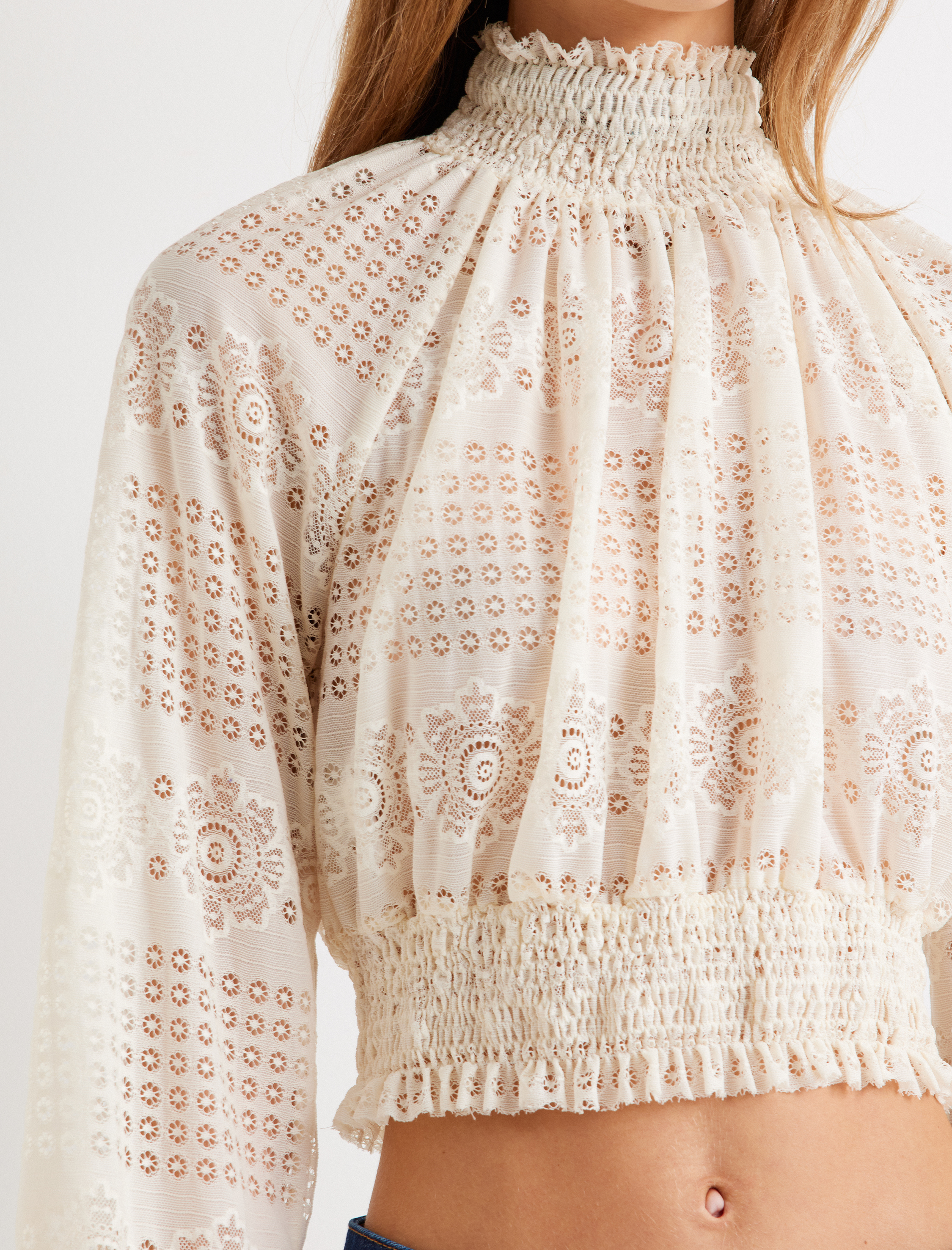   Dik Yaka Yarı Transparan Gipe Detaylı Dantel Crop Bluz