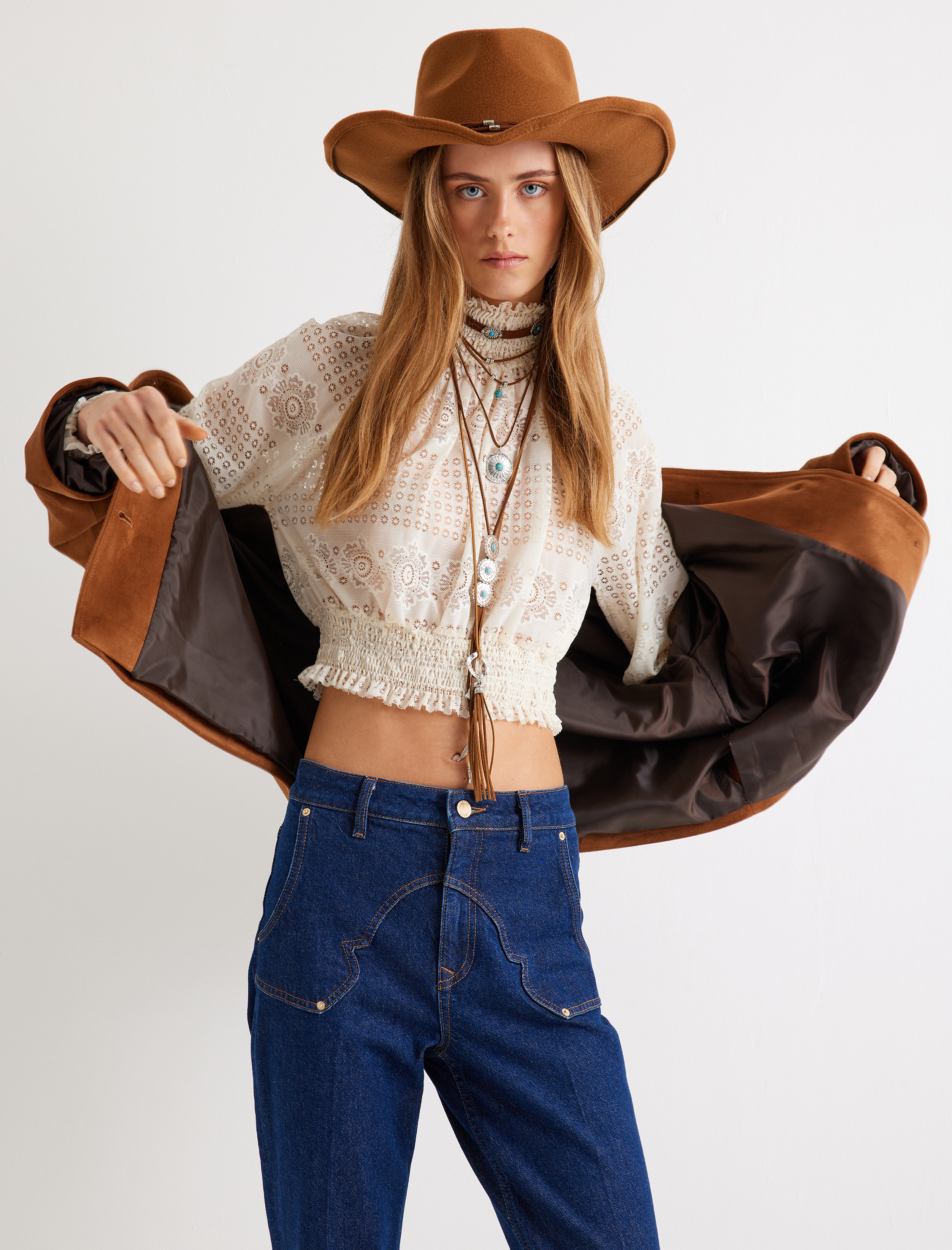   Dik Yaka Yarı Transparan Gipe Detaylı Dantel Crop Bluz