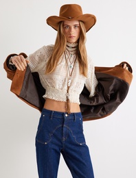 Dik Yaka Yarı Transparan Gipe Detaylı Dantel Crop Bluz