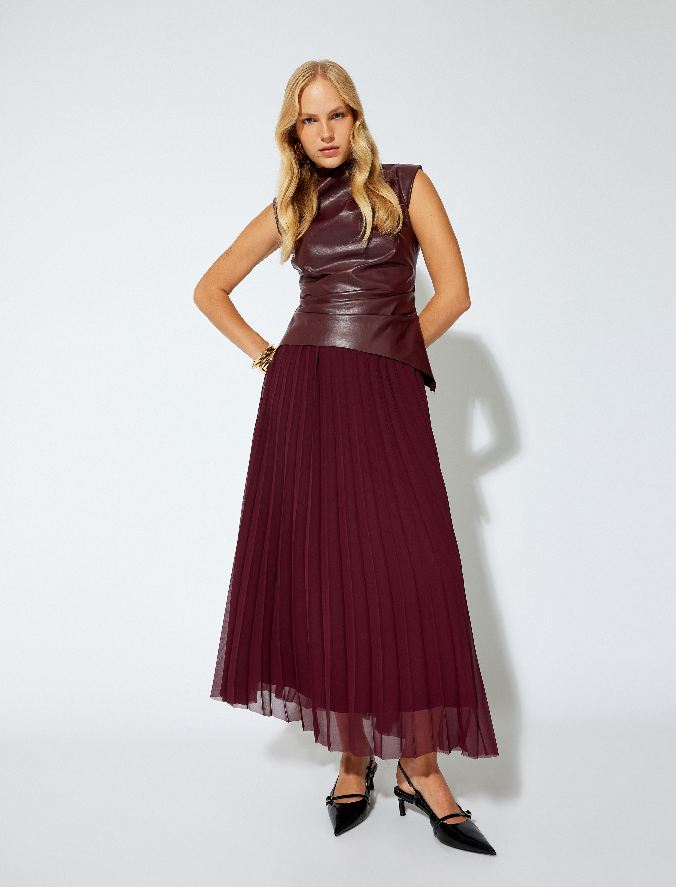   Drape Detaylı Kolsuz Asimetrik Kesim Suni Deri Bluz