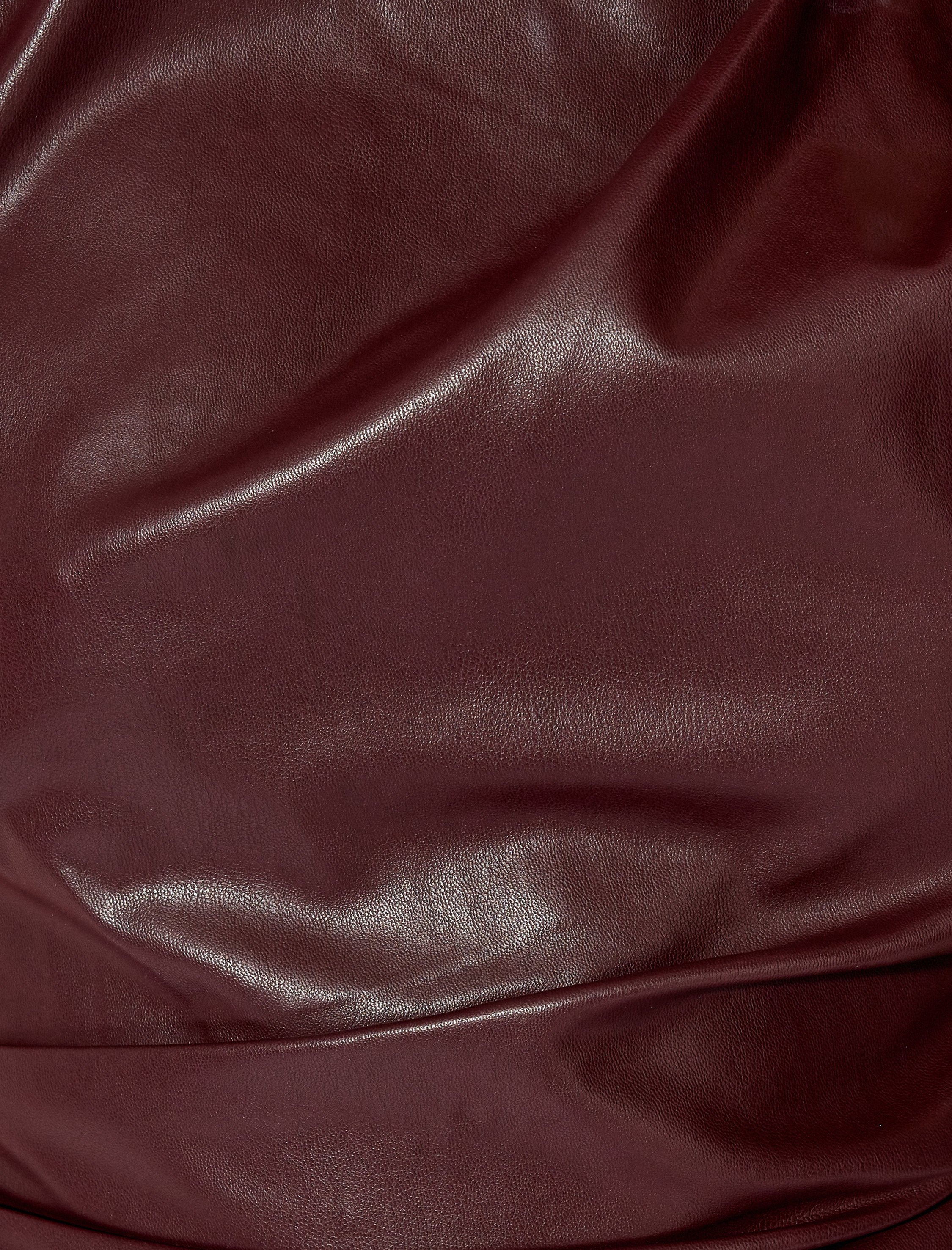   Drape Detaylı Kolsuz Asimetrik Kesim Suni Deri Bluz