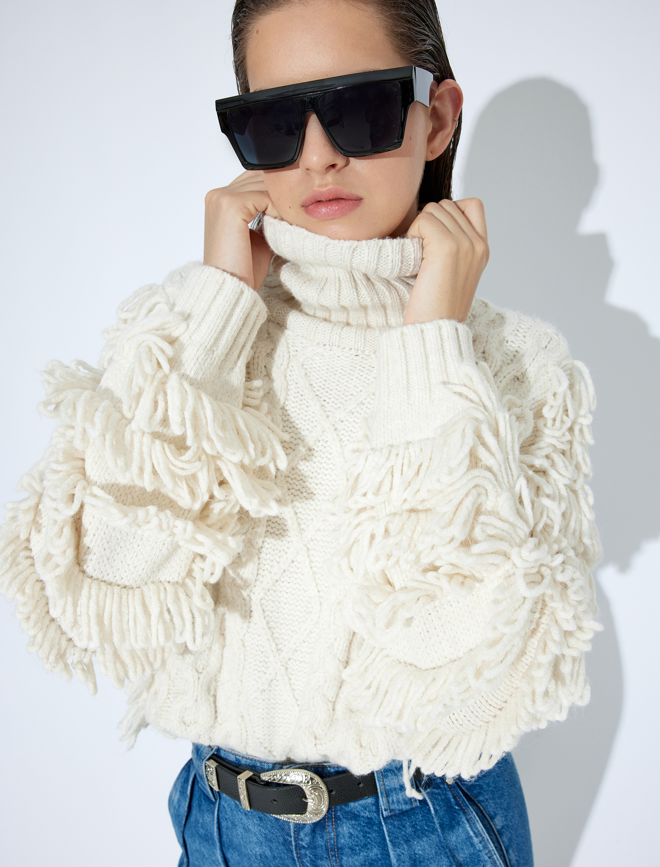   Balıkçı Yaka Kalça Boy Uzun Kollu Püsküllü Örgü Kazak