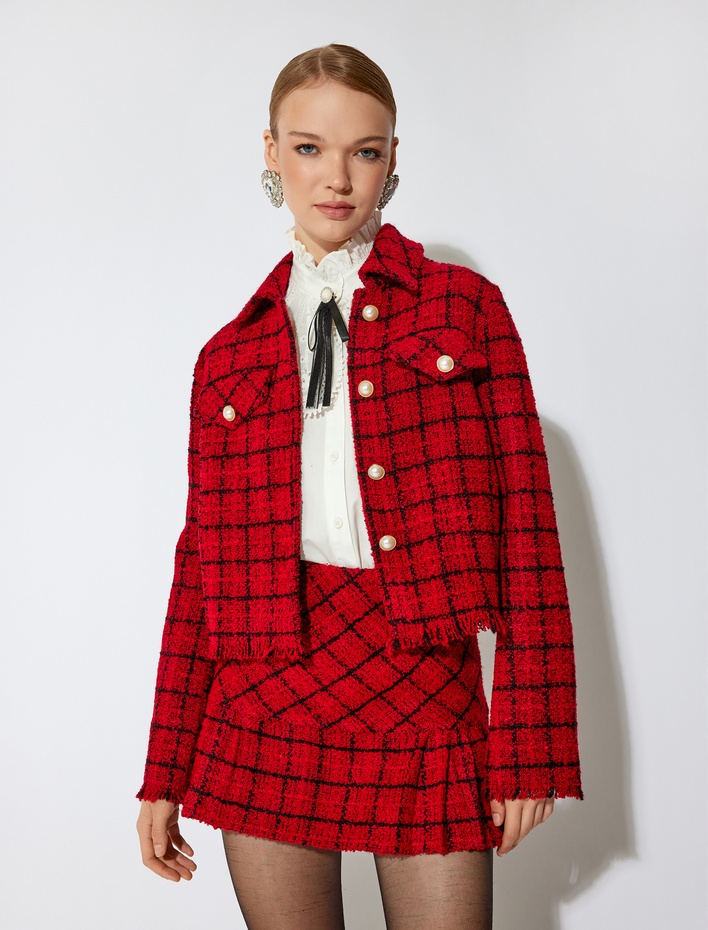  Koton X Sibil Çetinkaya - Cep Detaylı Uzun Kollu İnci Düğme Detaylı Kısa Tüvit Ceket