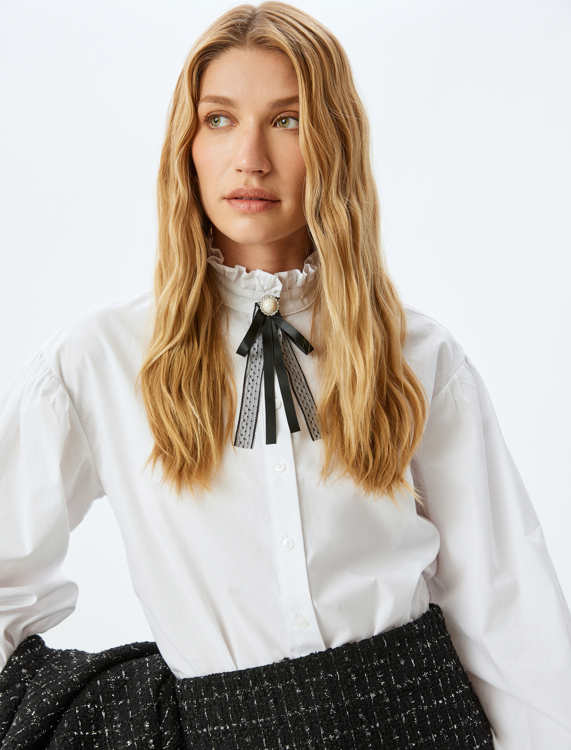   Pamuklu Uzun Kollu Fırfırlı Dik Yaka Fiyonk Detaylı Gömlek