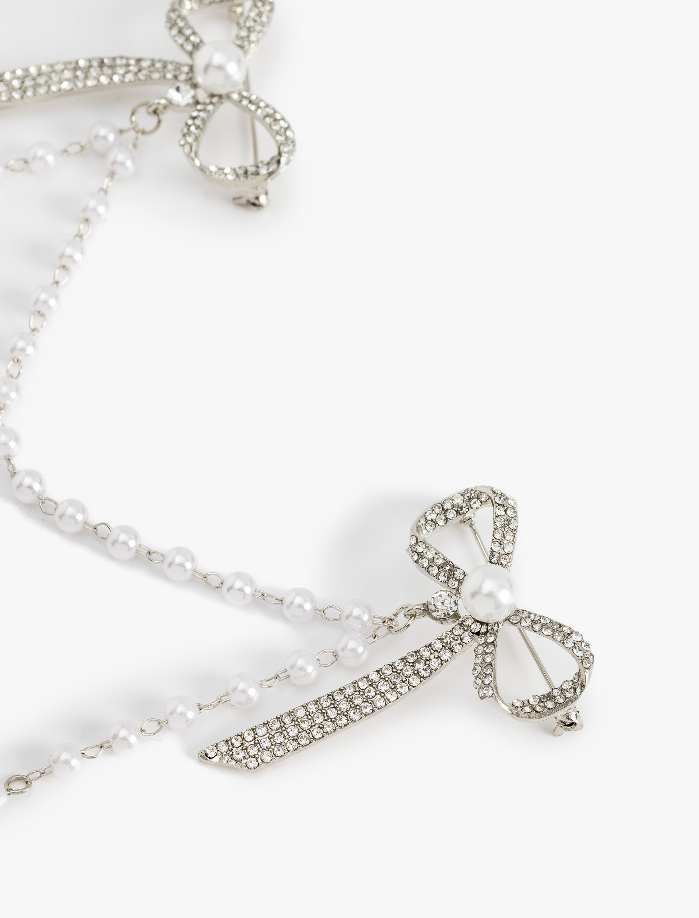  Kadın Fiyonk Detaylı Taşlı İnci Boncuklu Broş - Koton X Sibil Çetinkaya