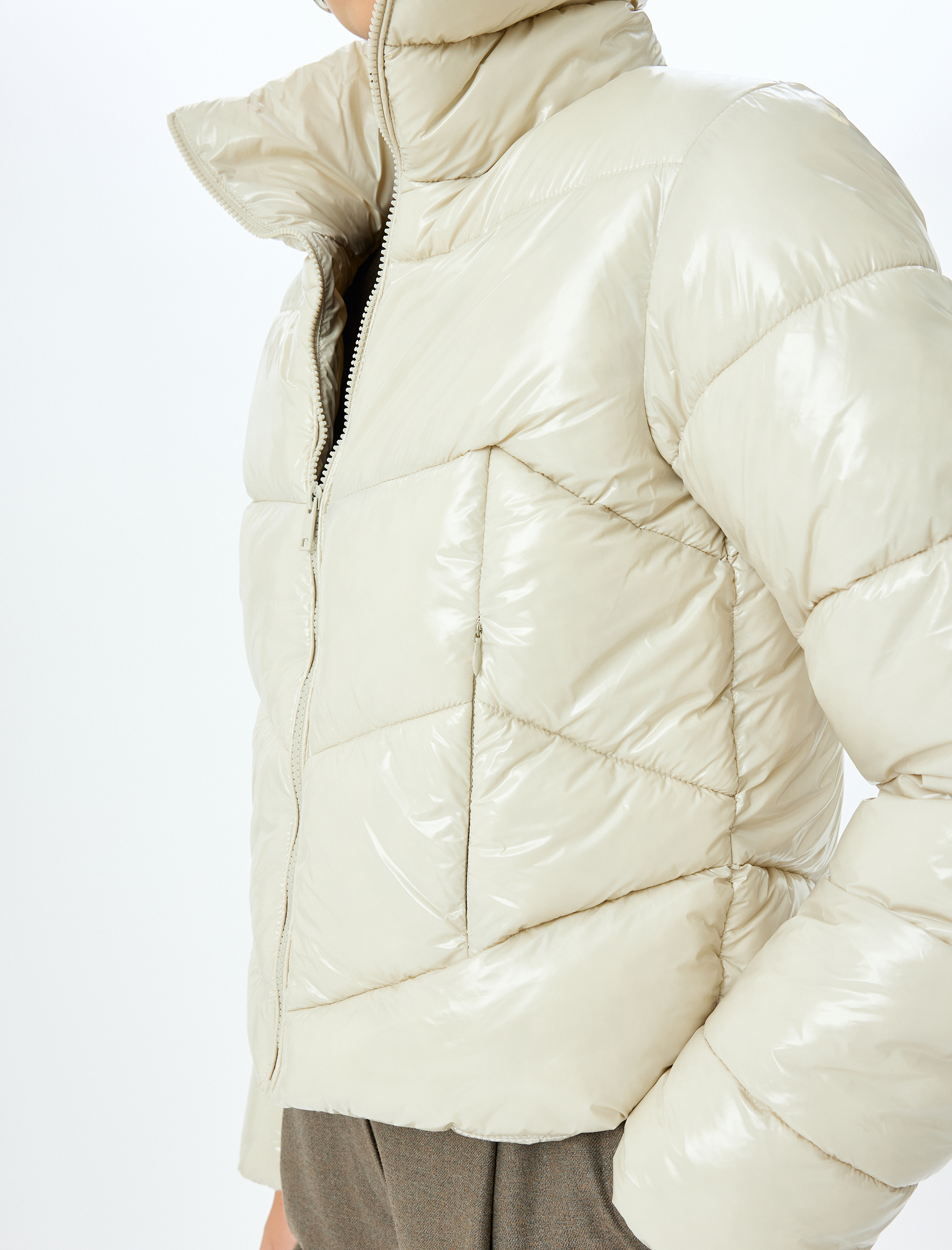   Su İtici Dik Yaka Fermuarlı Cepli Parlak Kısa Şişme Mont