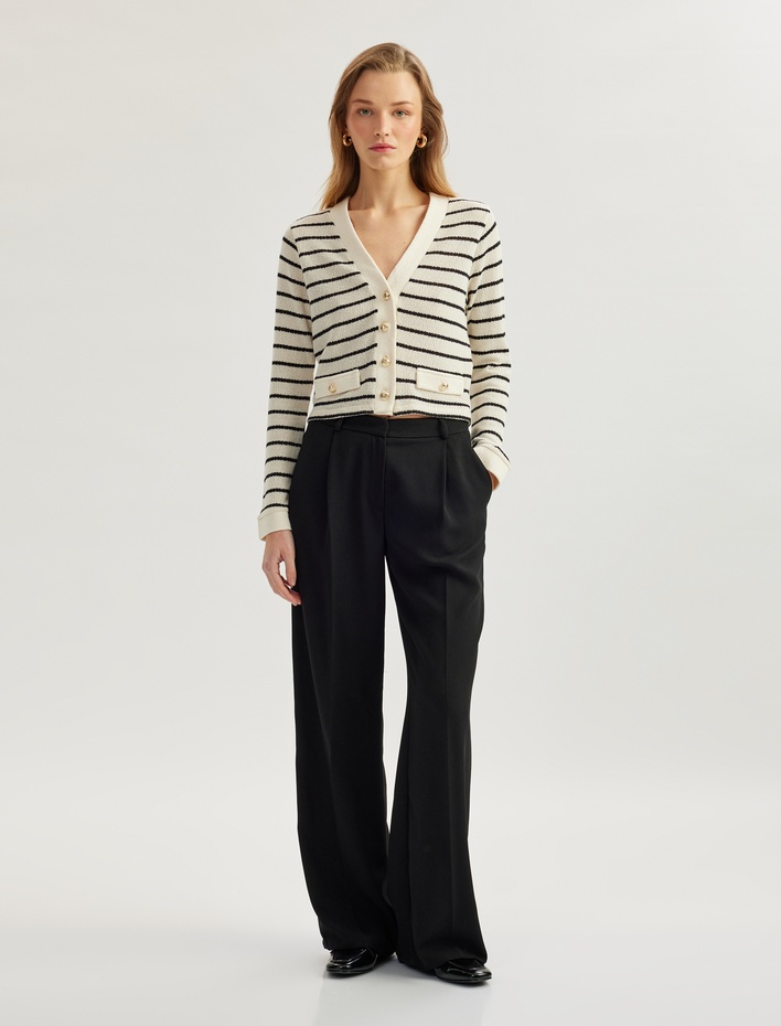  Aplike Detaylı Uzun Kollu V Yaka Triko Hırka