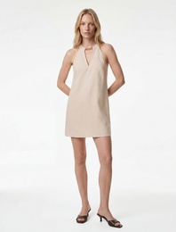 A Kesim Metal Aksesuarlı Kolsuz Halter Yaka Mini Elbise