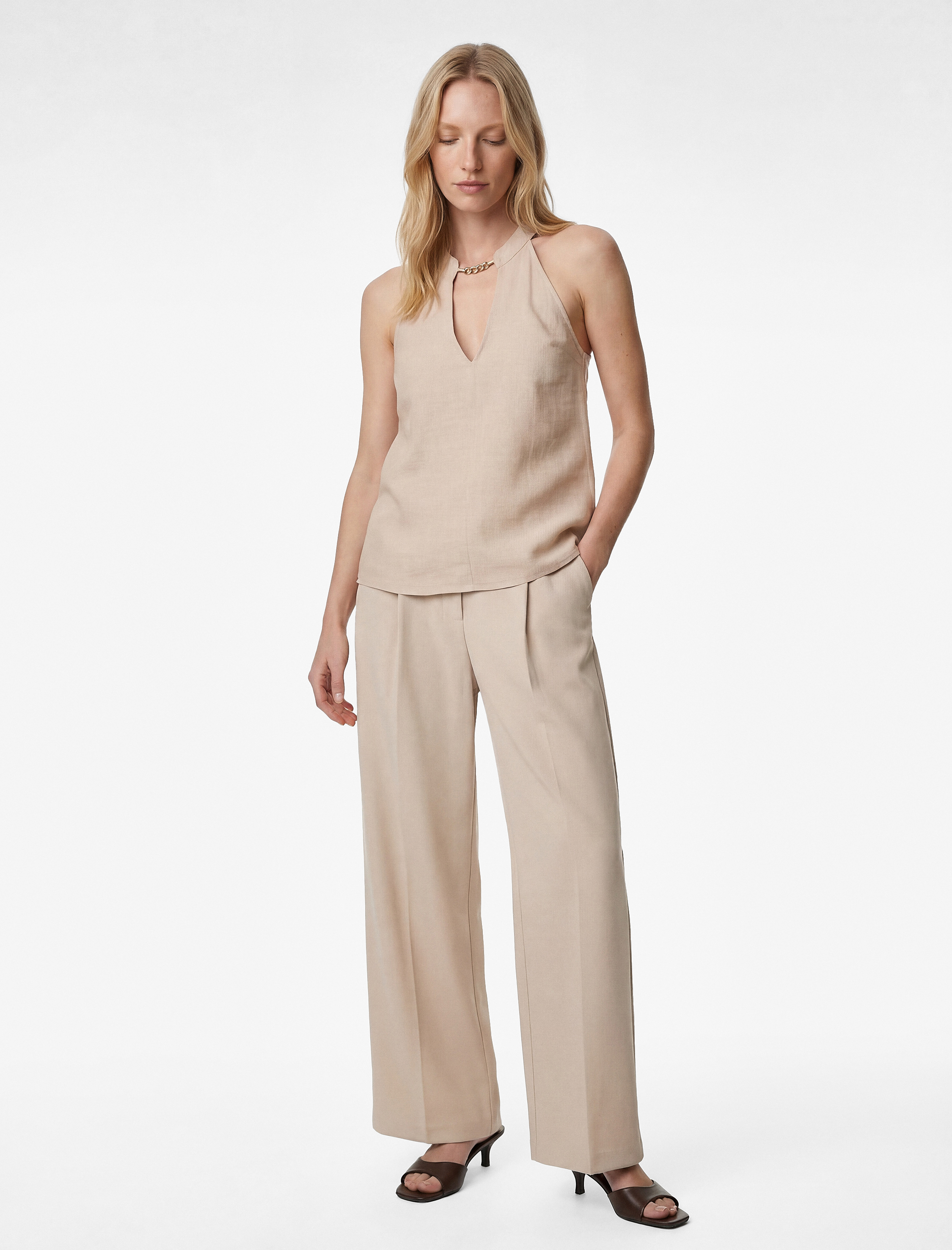   Metal Zincir Aksesuarlı Pencere Detaylı Kolsuz Halter Yaka Bluz