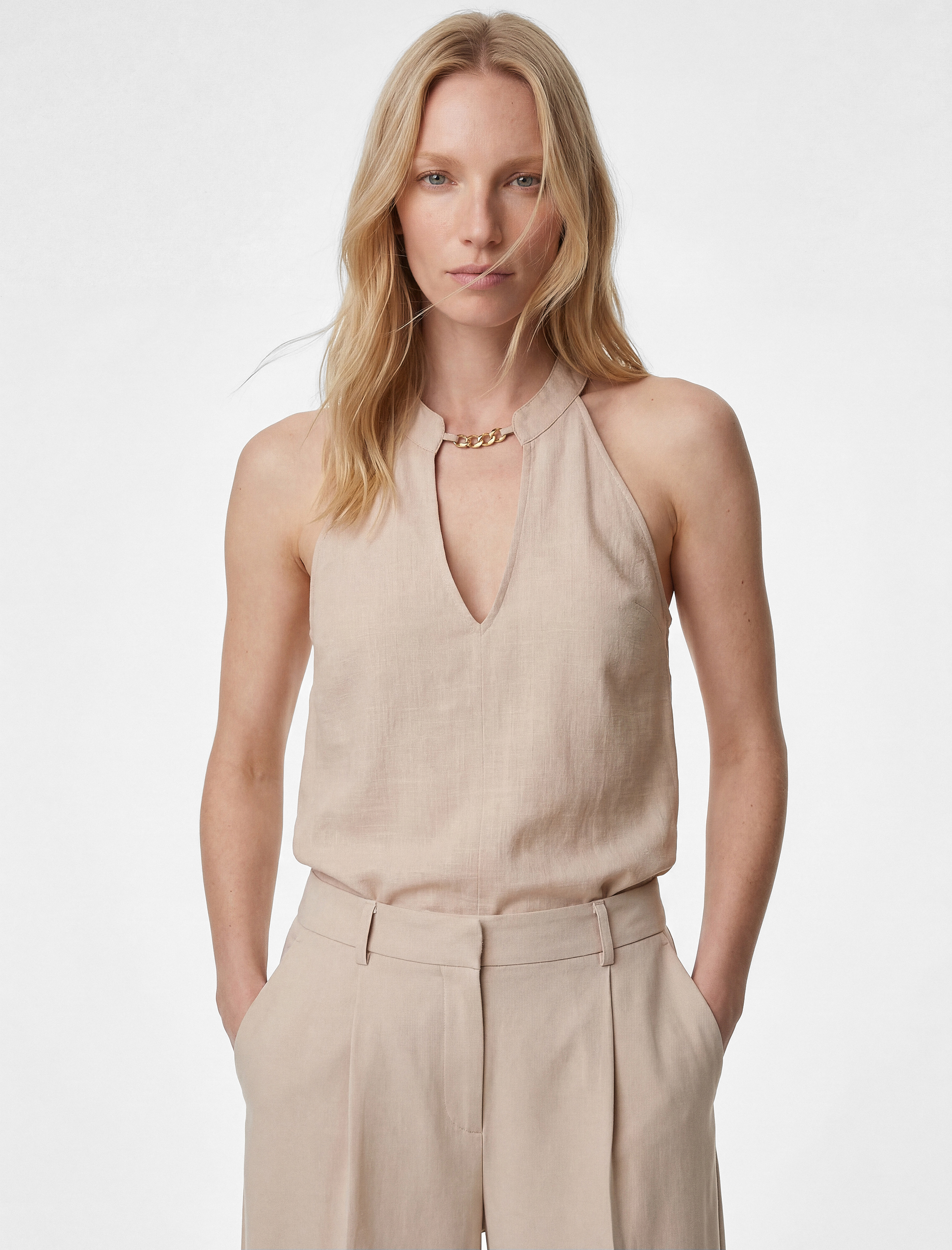   Metal Zincir Aksesuarlı Pencere Detaylı Kolsuz Halter Yaka Bluz